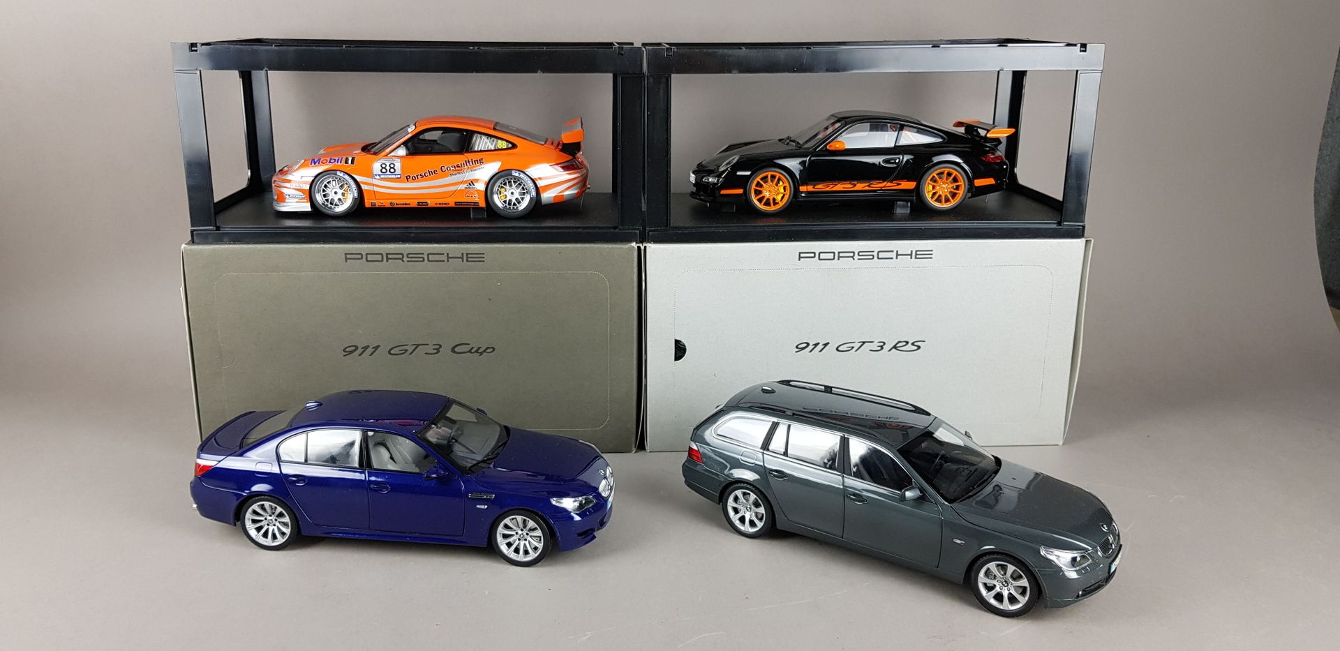 Null FOUR CARS scale 1/18 :

1x from BMW, a BMW 5Series Touring

1x from Porsche&hellip;
