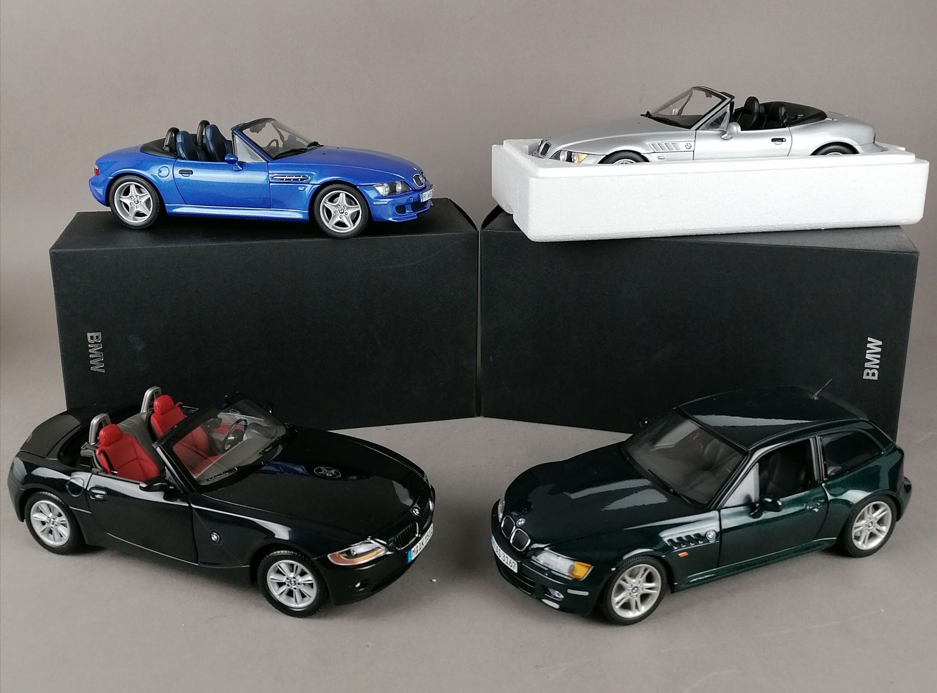 Null BMW - VIER BMWs im Maßstab 1:18:

1x M Roadster

1x Z3 Roadster 1.8

1x M C&hellip;