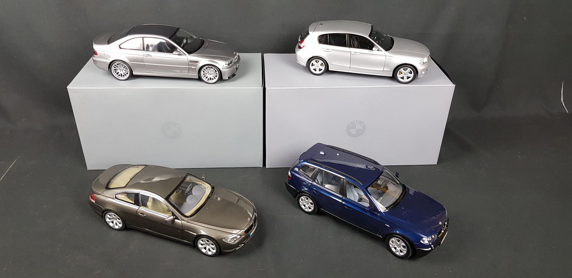 Null BMW - VIER BMWs im Maßstab 1:18:

1x M3 CSL

1x 6er Coupé 6er Coupé

1x 1Se&hellip;