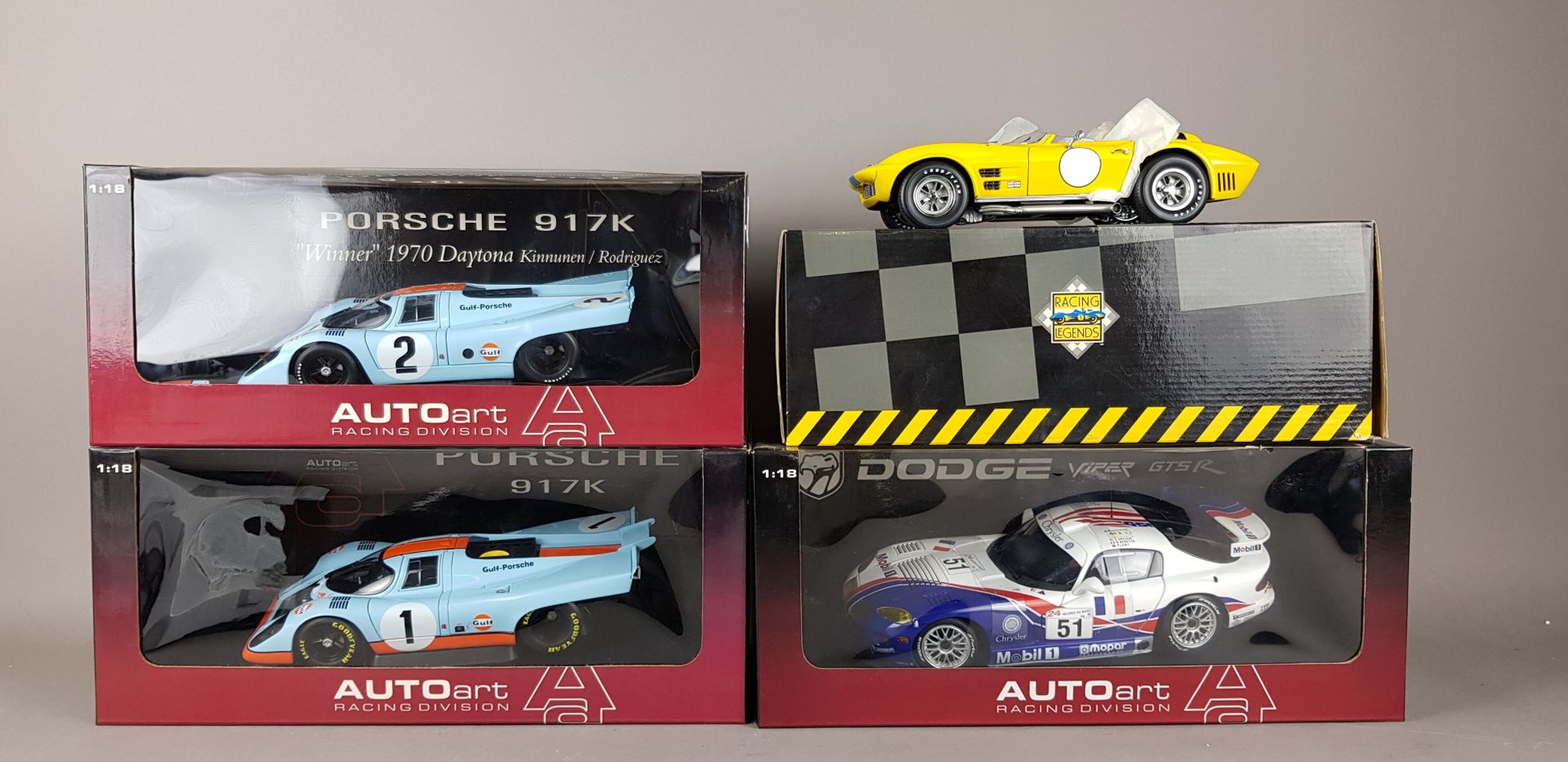 Null 四辆1/18比例的汽车。

1x 赛车传奇科尔维特大运动版

1x Auto-Art Porsche 917K

1x Auto-Art Porsch&hellip;