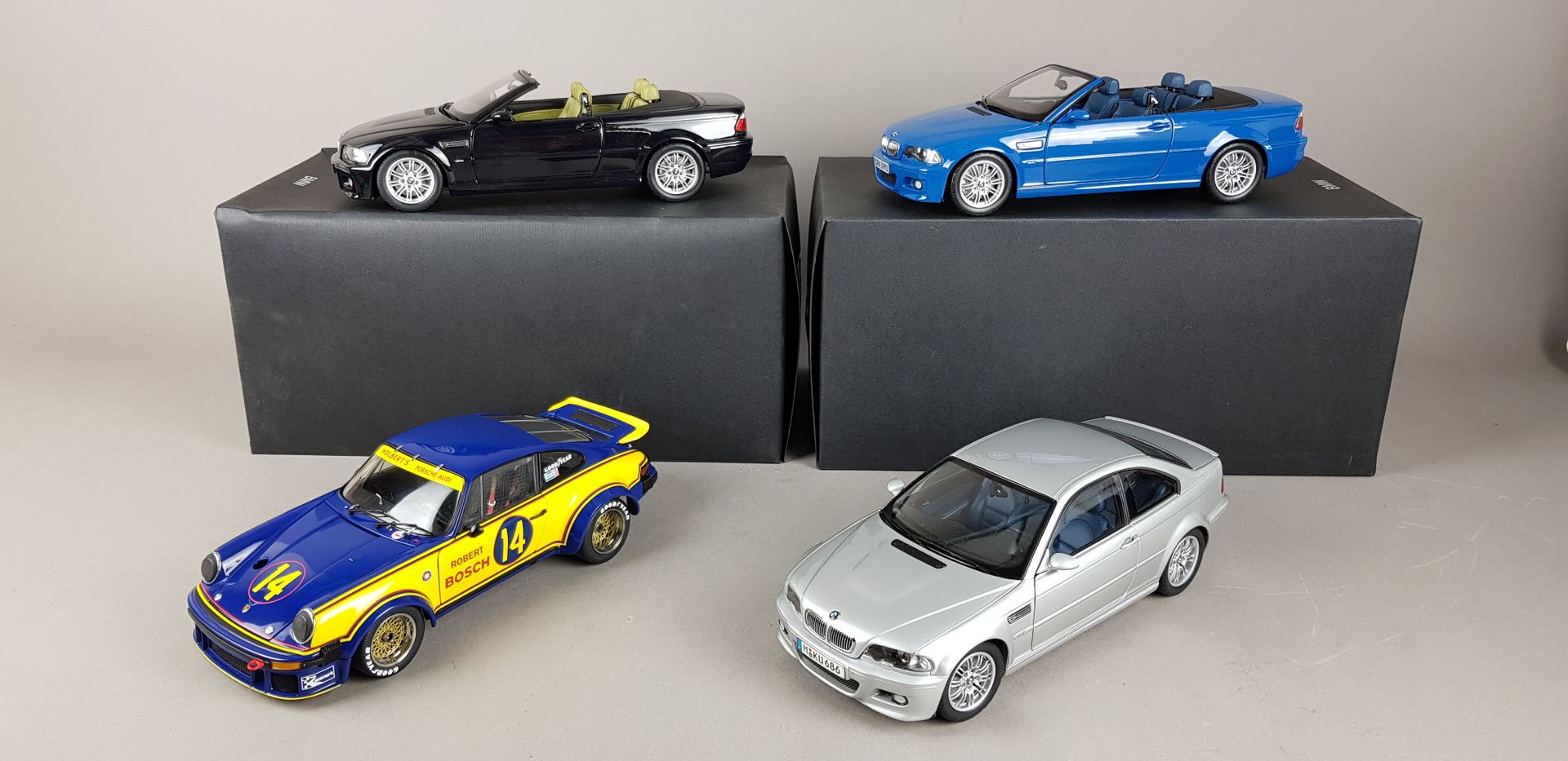 Null VIER CARS im Maßstab 1/18:

1x BMW M3 Coupé

2x BMW M3 Cabrio

1x Rennsport&hellip;