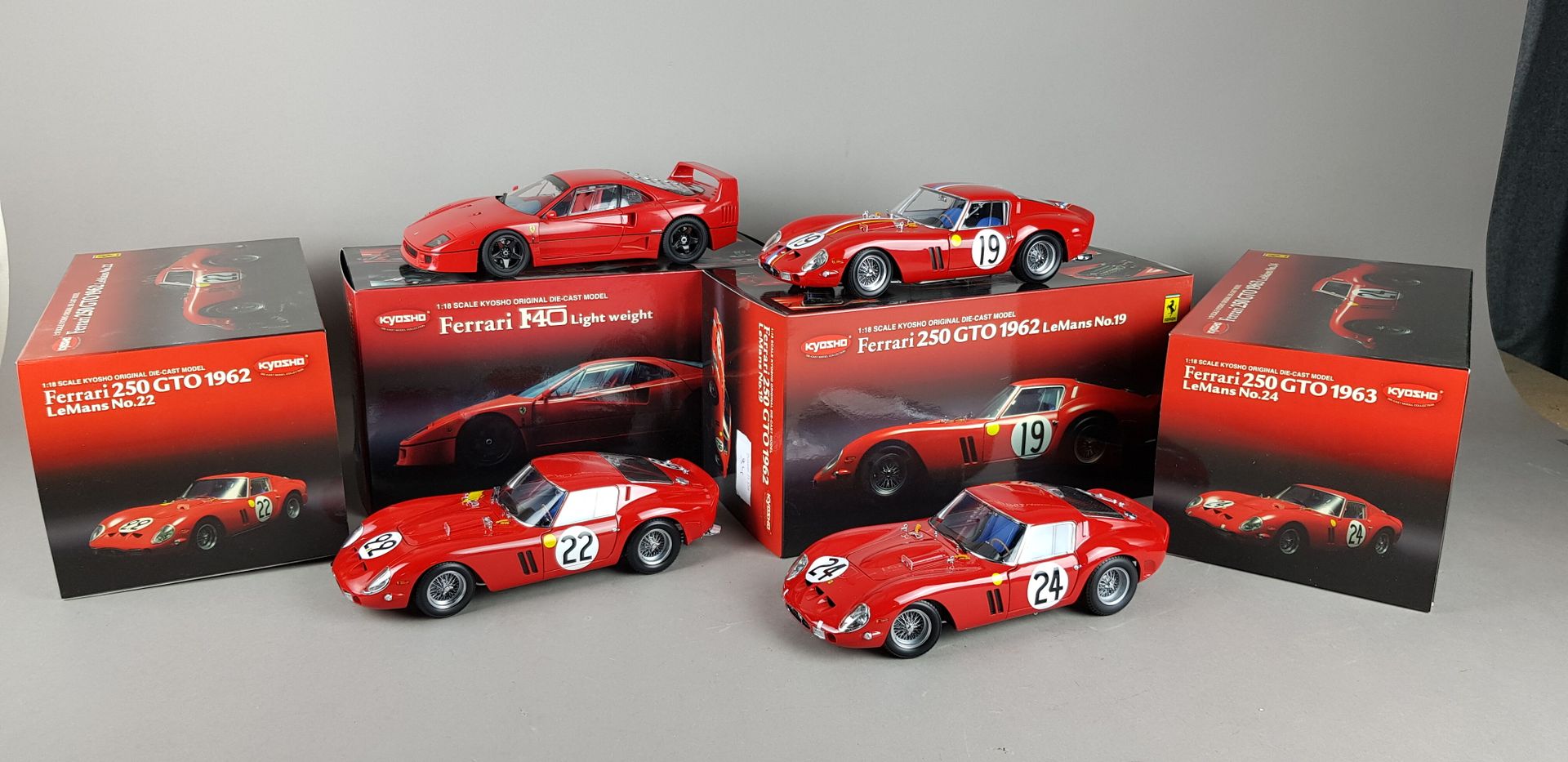 Null KYOSHO - FOUR Ferrari im Maßstab 1:18:

1x F40 Licht Weiß

1x 1962 Le Mans &hellip;