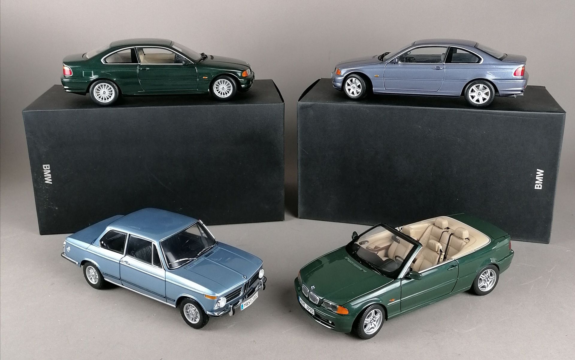 Null BMW - VIER BMWs im Maßstab 1:18:

1x 3Serie Cabrio

1x 2002 Til

1x 328Ci

&hellip;
