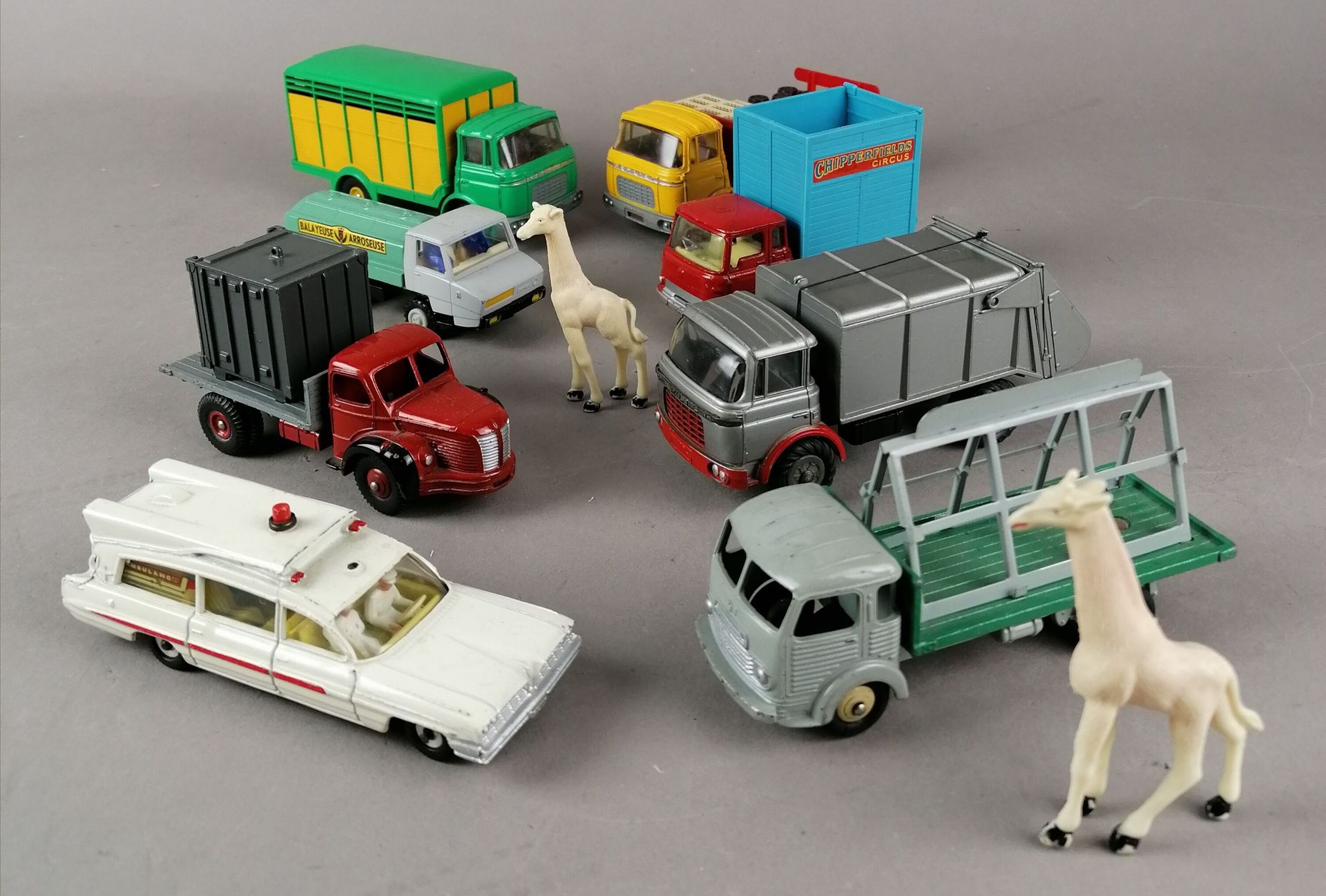 Null LOT von Fahrzeugen verschiedener Marken, Maßstab 1/43 : 

1x Dinky Toys Ber&hellip;