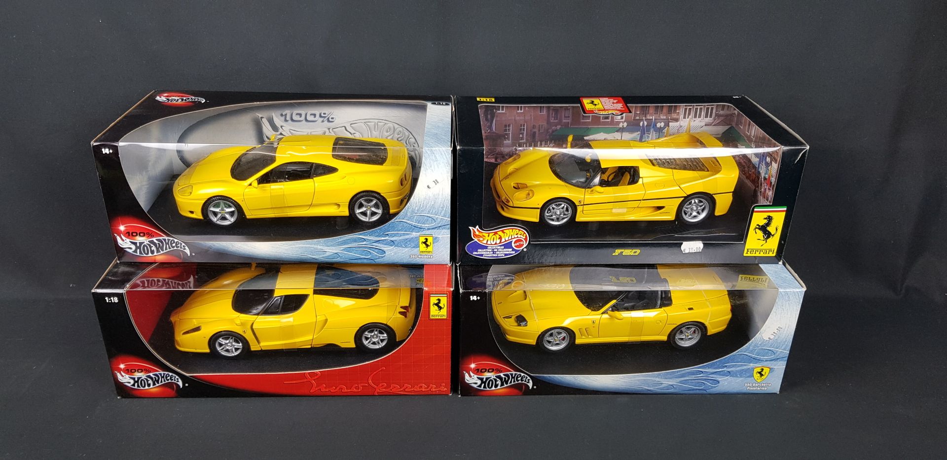 Null HOT WHEELS - QUATRE Ferrari échelle 1/18 ;

1x Buro

1x F50

1x 360 Modena
&hellip;