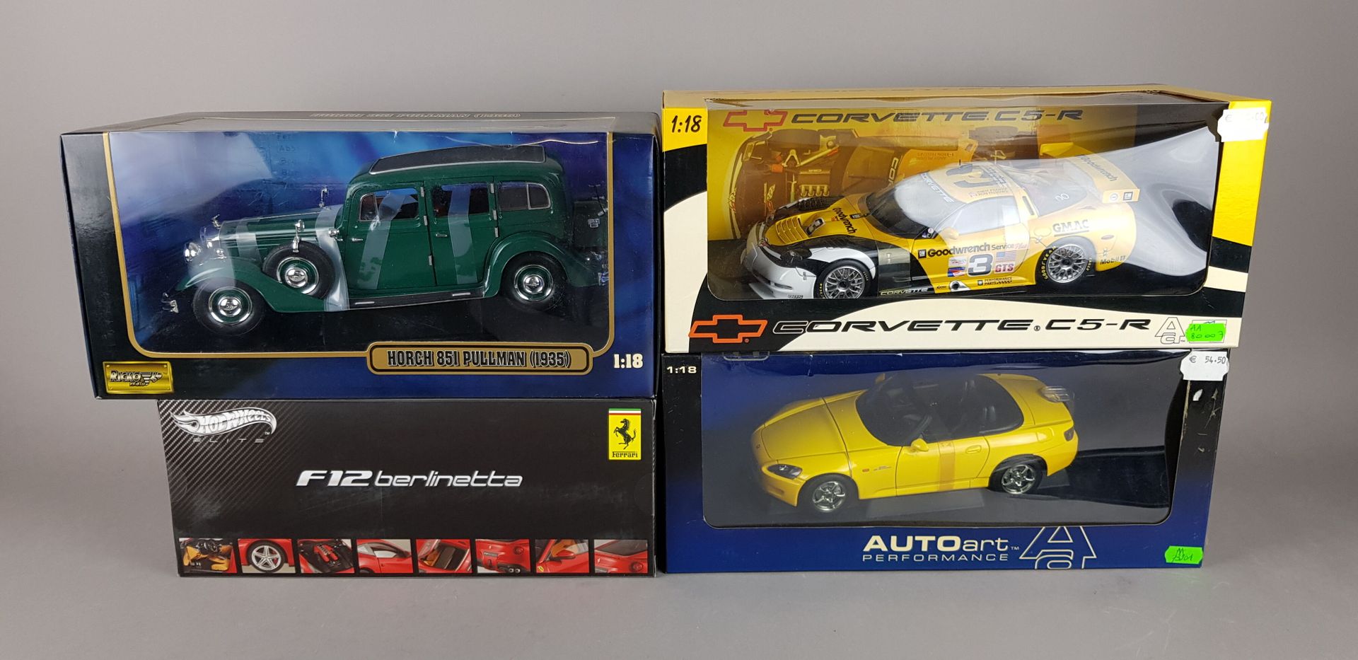 Null QUATRE VOITURES échelle 1/18 :

2x Auto Art, Corvette C5-R et Panoz Aiv Roa&hellip;