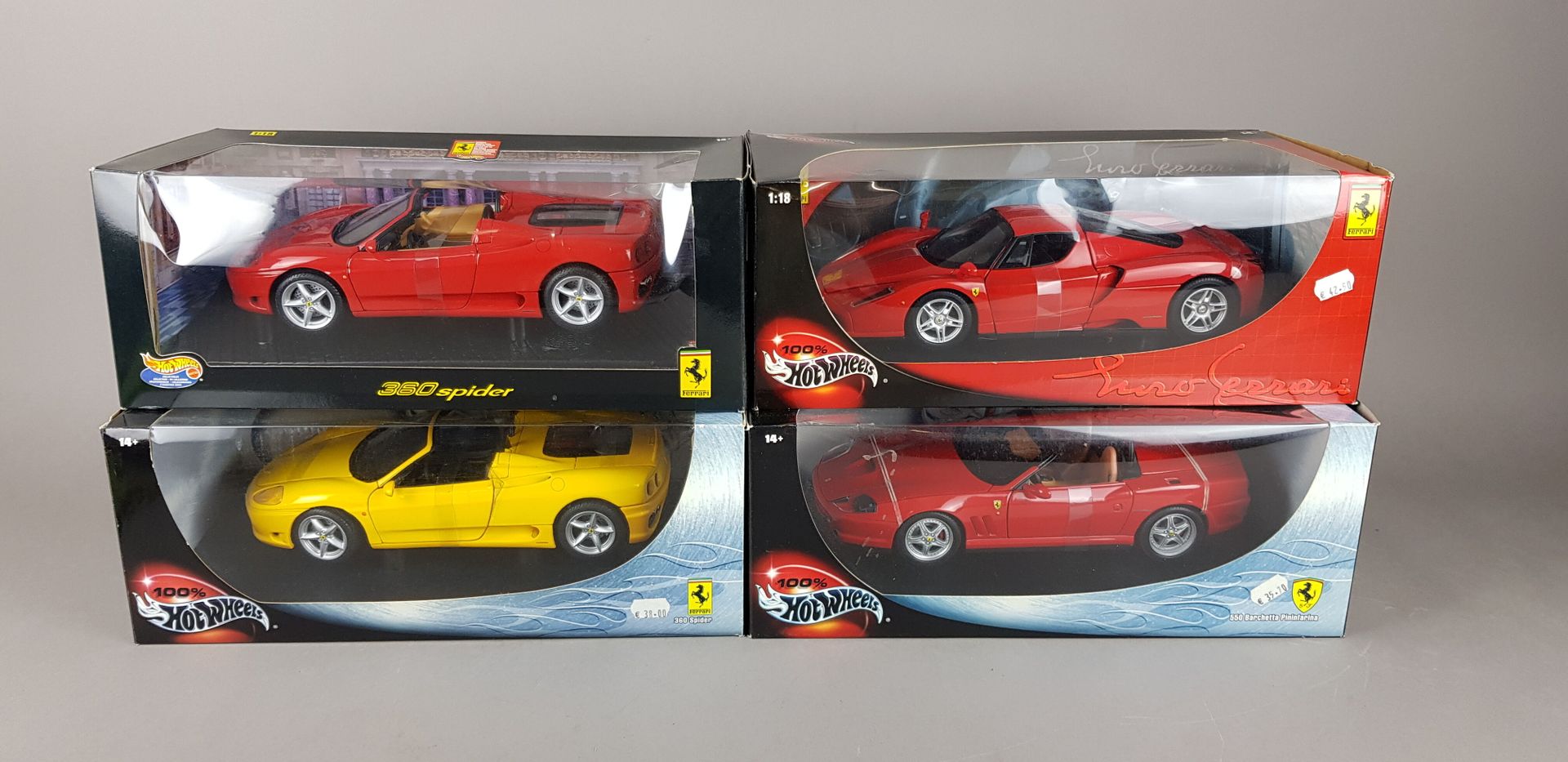 Null HOT WHEELS - QUATRE Ferrari échelle 1/18 ;

1x Buro

2x 360 Spider

1x 550 &hellip;