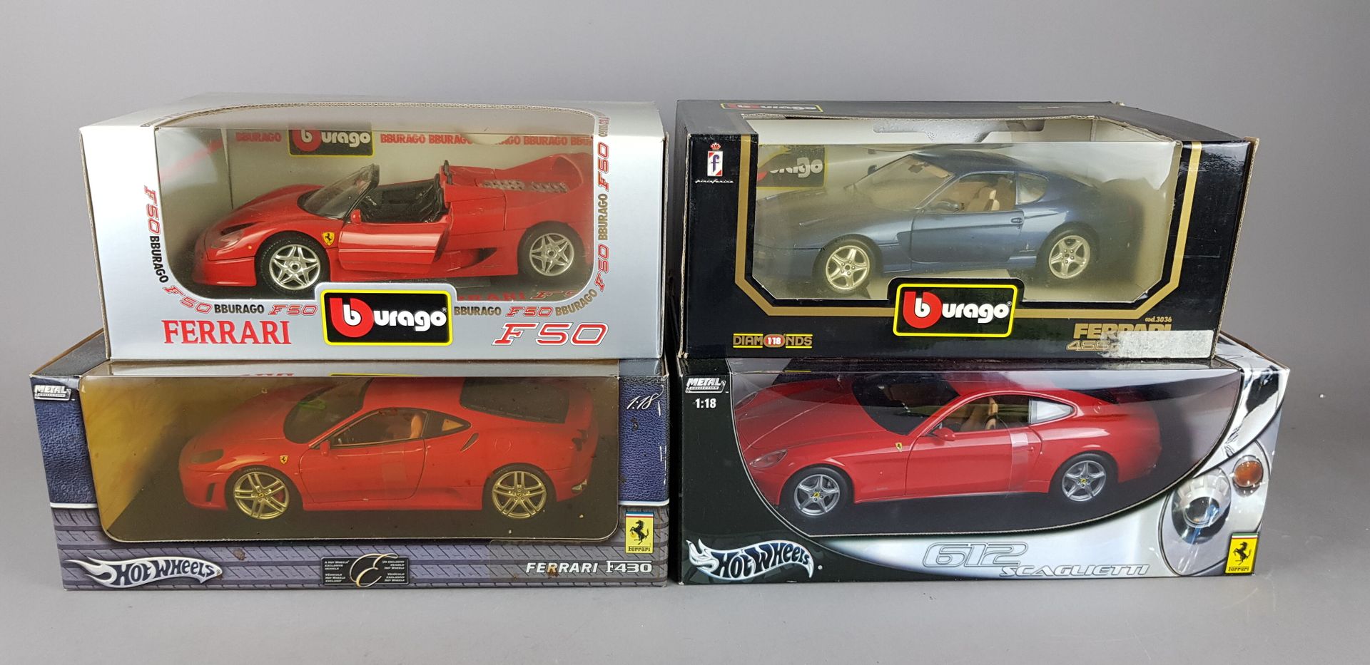Null QUATRE Ferrari échelle 1/18 :

2x HOT WHEELS F430 et 612 Scaglietti

2x Bur&hellip;