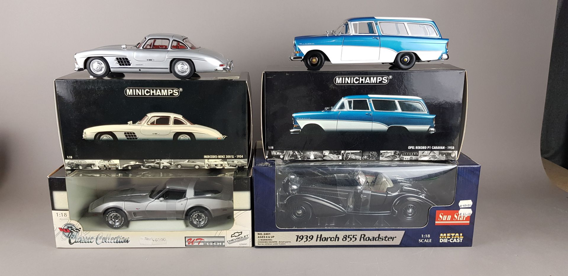 Null QUATRE voitures échelle 1/18 :

1x MINICHAMPS, Mercedes-Benz 300 SL-1954

1&hellip;