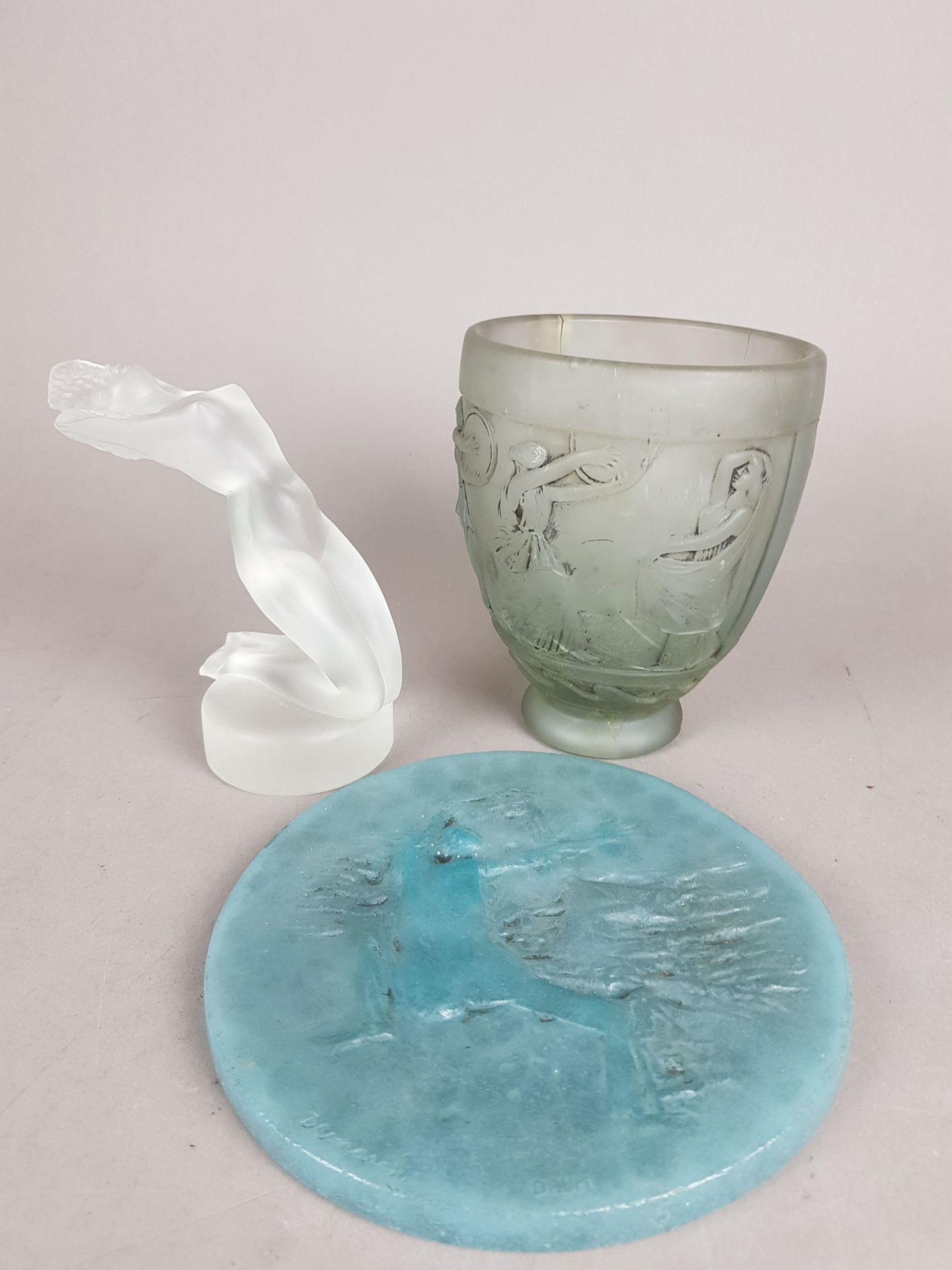 Null LOT de trois objets :

- Georges De Feure (1868-1943) - Vase en verre blanc&hellip;
