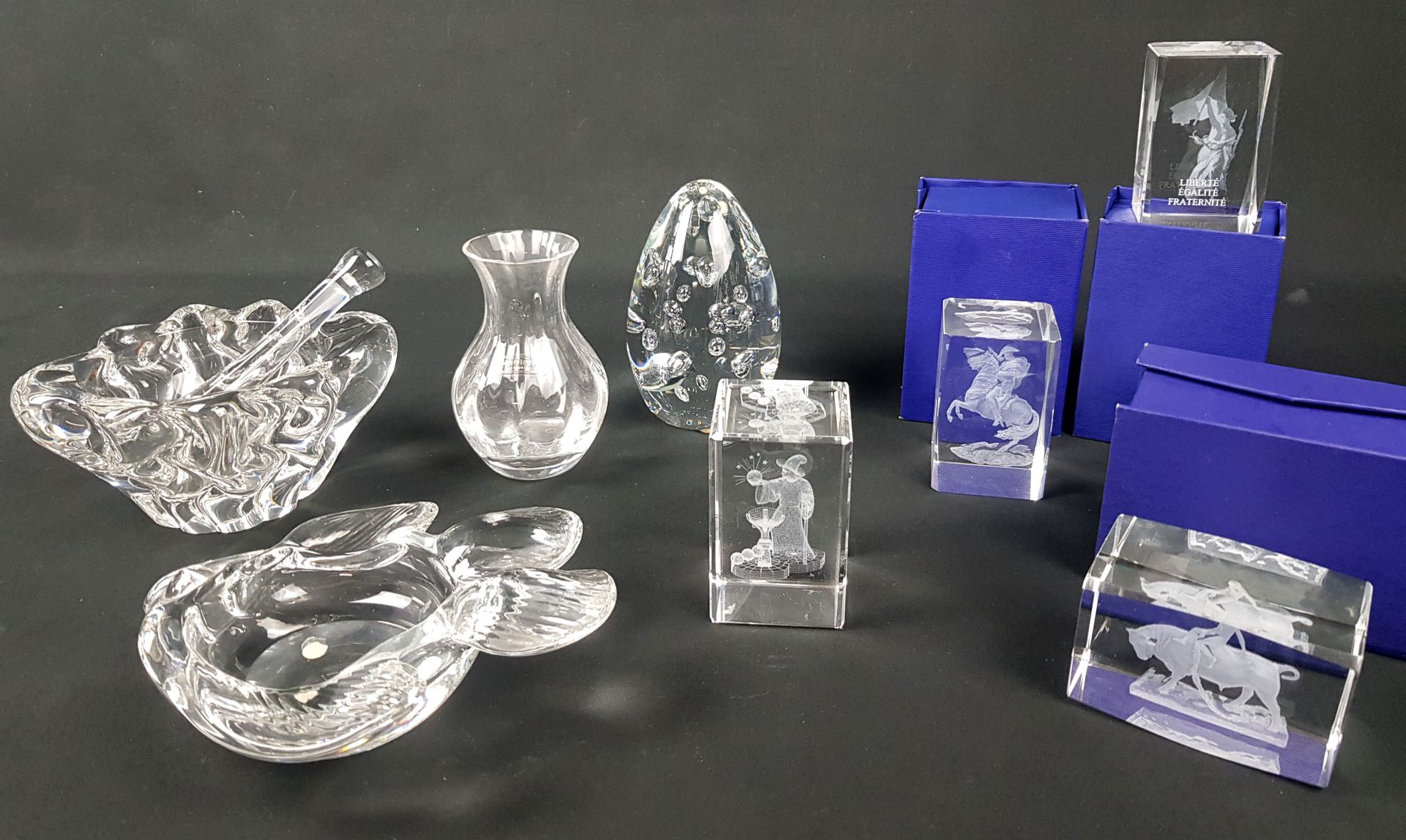 Null LOT de cristal clair dont un vase St Louis (H 11 cm, signé de l'estampille &hellip;