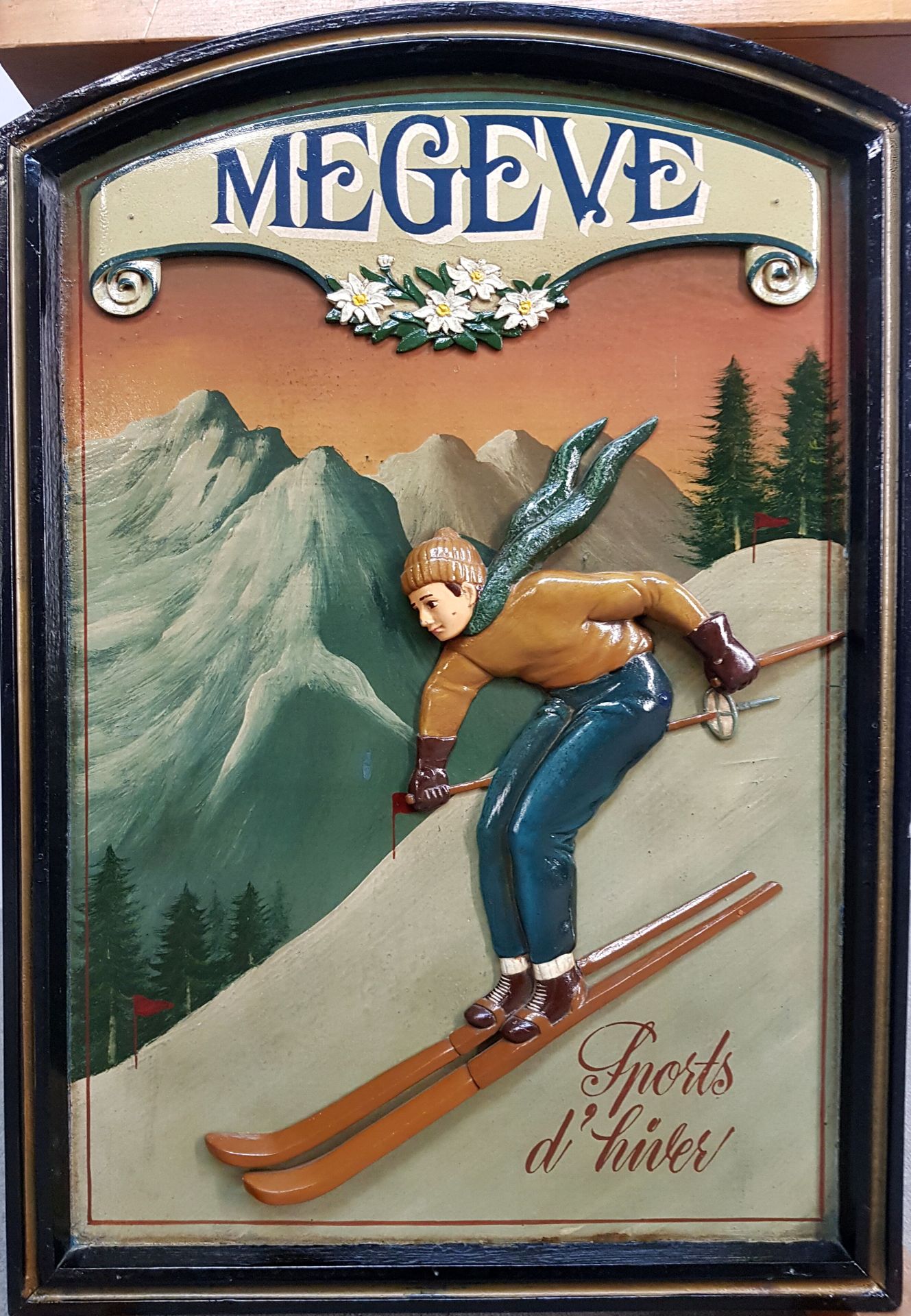 Null TABLEAU en bois polychrome figurant en bas relief un skieur "Megève : Sport&hellip;