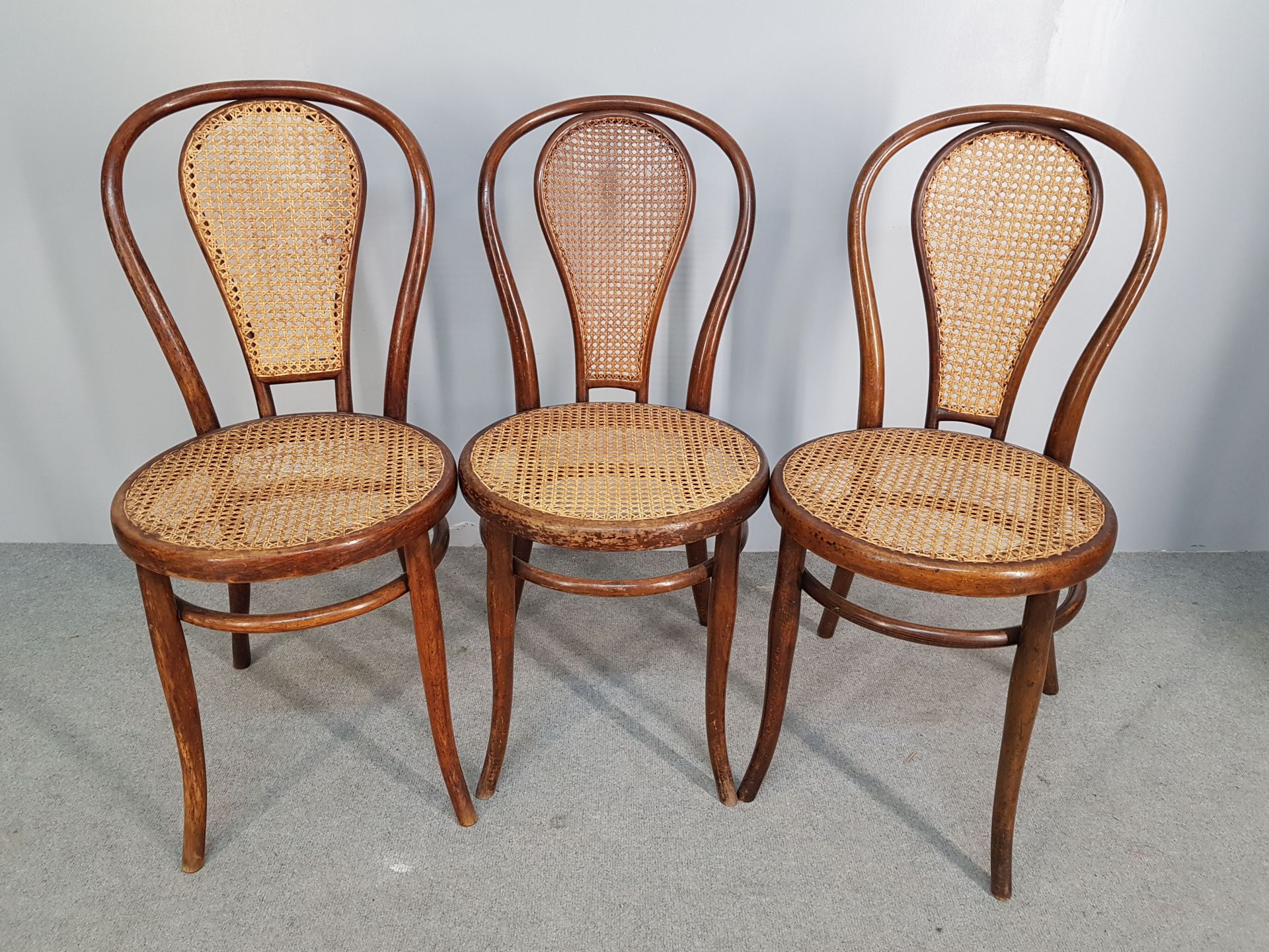 Null THONET - 3 chaises dites de "bistrot" en bois courbé à assise et dossier ca&hellip;