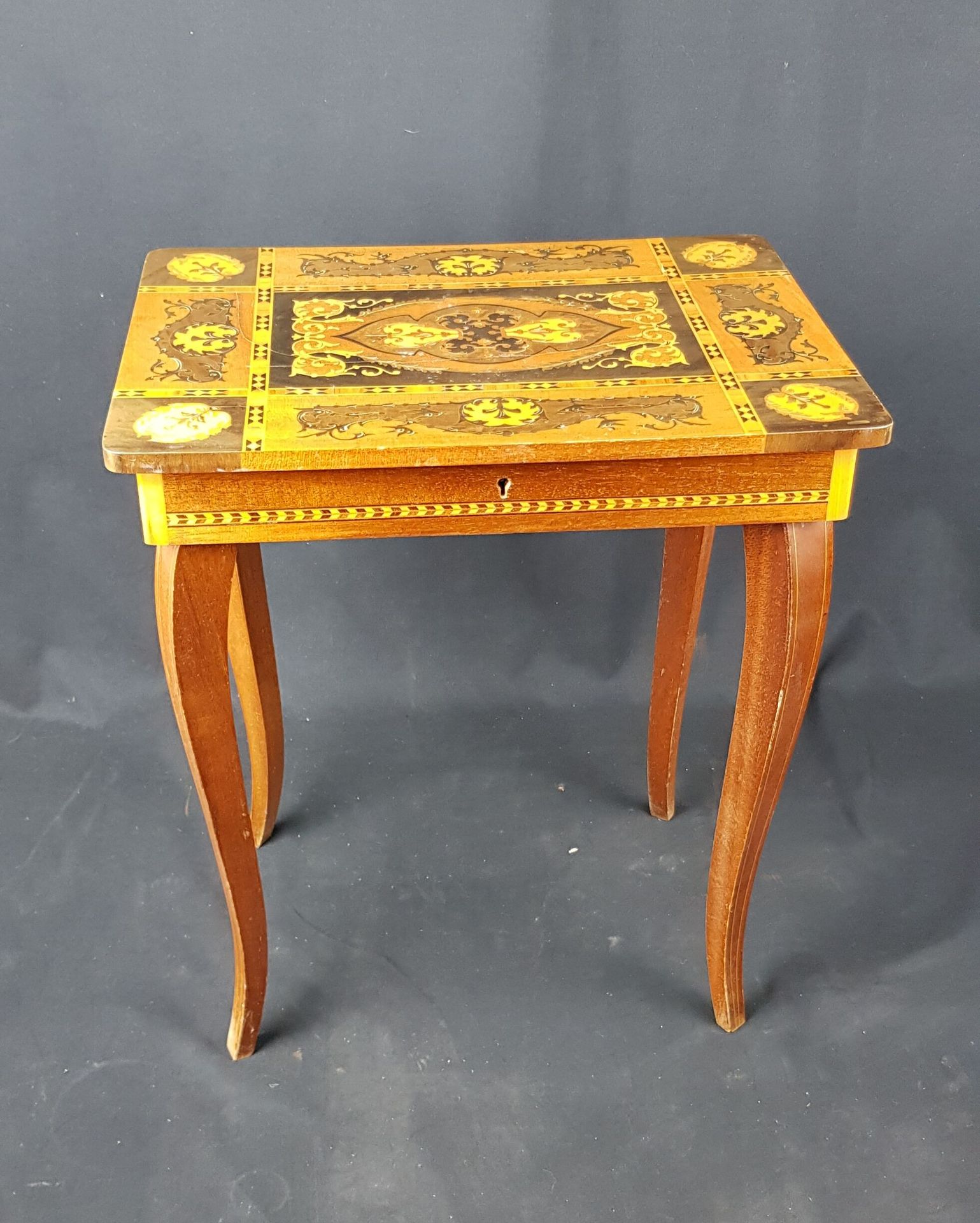 Null Small inlaid table with its music box, dimension H 37 x W 27 x D 42 cm - we&hellip;