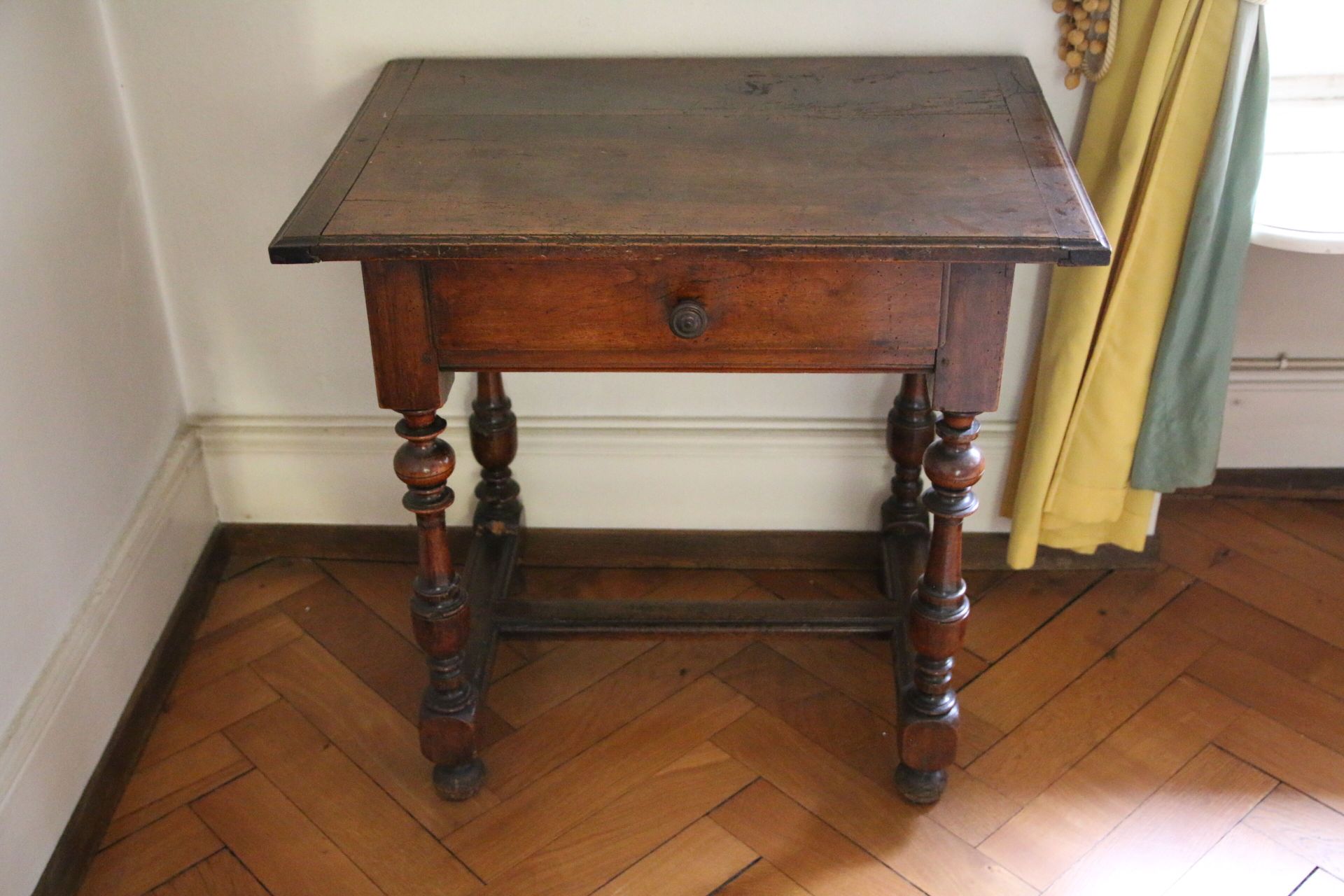 Null TABLE de style Louis XIII en chêne. Pieds tournées et ouvrant sur un tiroir&hellip;