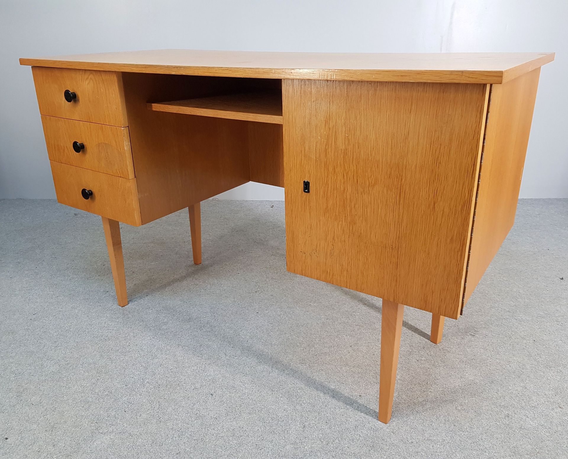 Null 有三个抽屉和一个门的木制书桌，大约1970年。高76×宽120×深55厘米--已磨损