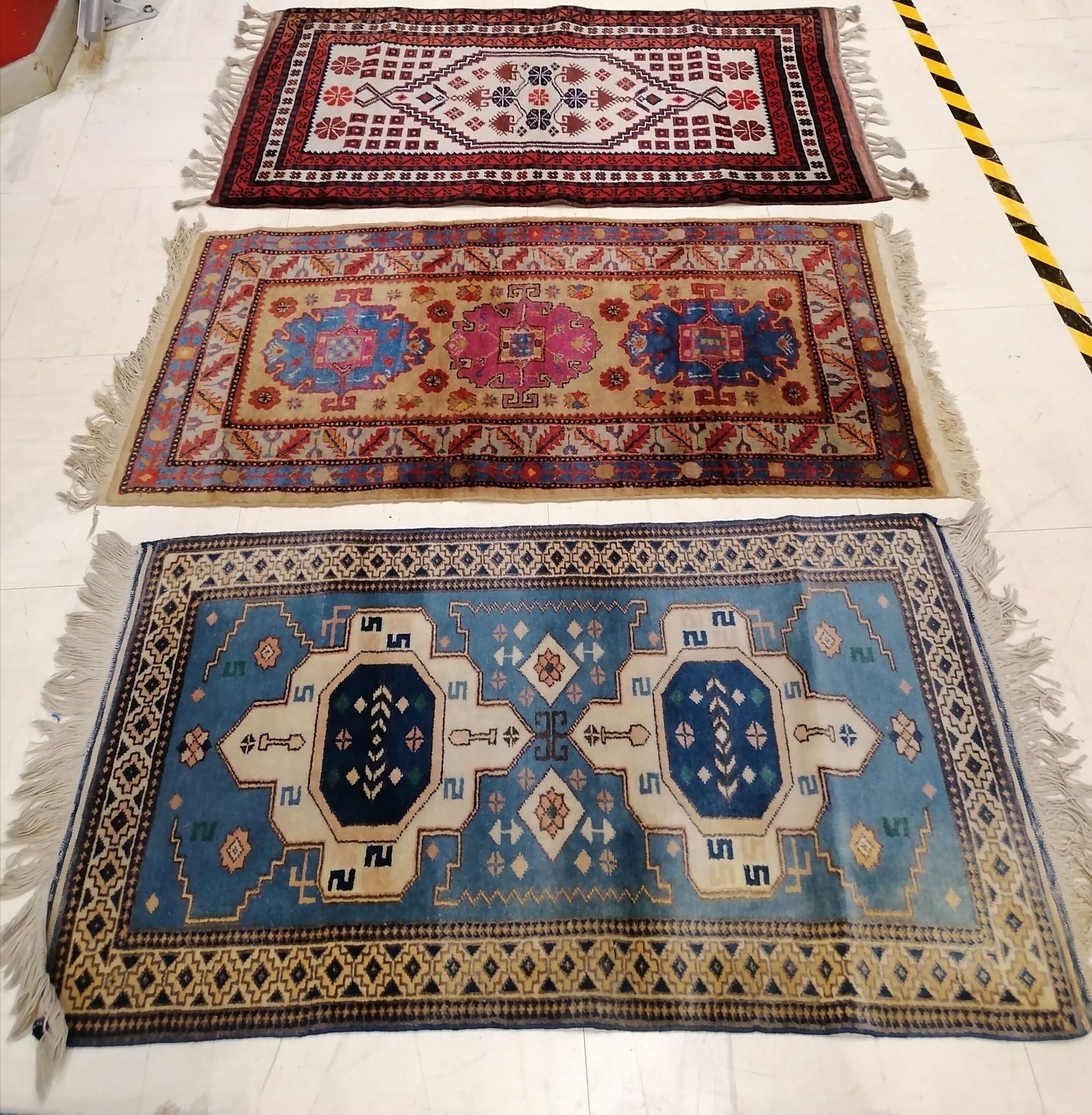 Null 三条几何装饰和不同颜色的地毯 高80 x 宽143厘米 - 磨损和撕裂