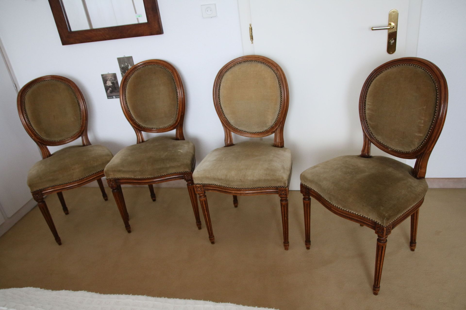 Null 六把路易十六风格的椅子，带徽章的椅背上覆盖着绿色天鹅绒--略微有些晒伤和磨损