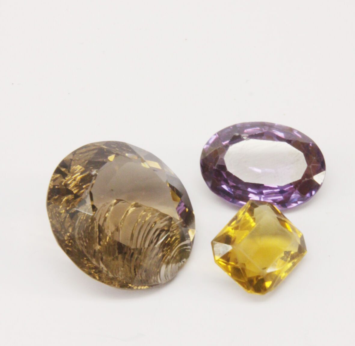 Null 一组三颗宝石：31.46克拉的烟熏石英，6.98克拉的黄水晶和13.89克拉的合成刚玉 - 佩戴