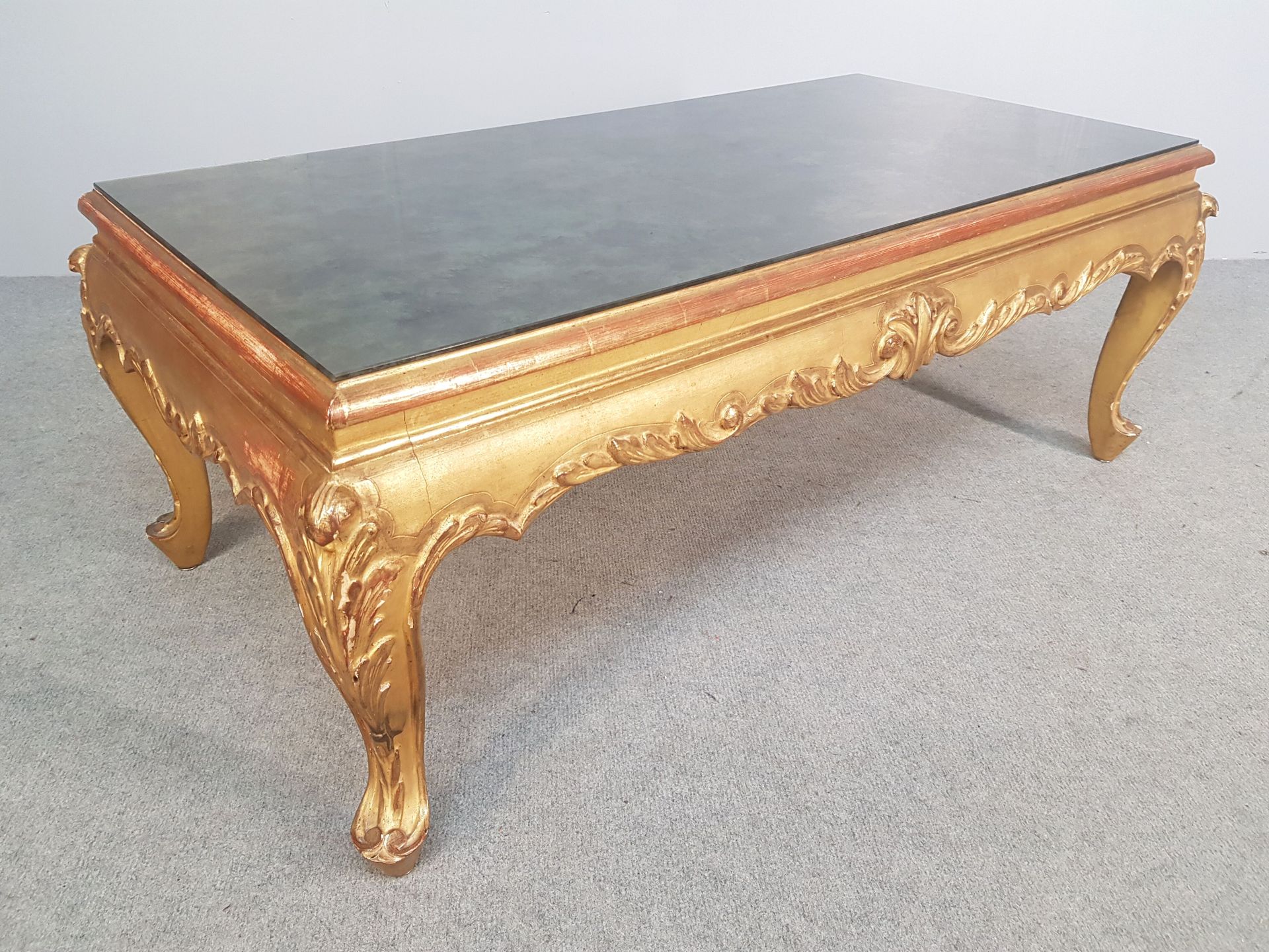 Null Tavolo basso rettangolare in stile Luigi XV in legno dorato e piano in vetr&hellip;