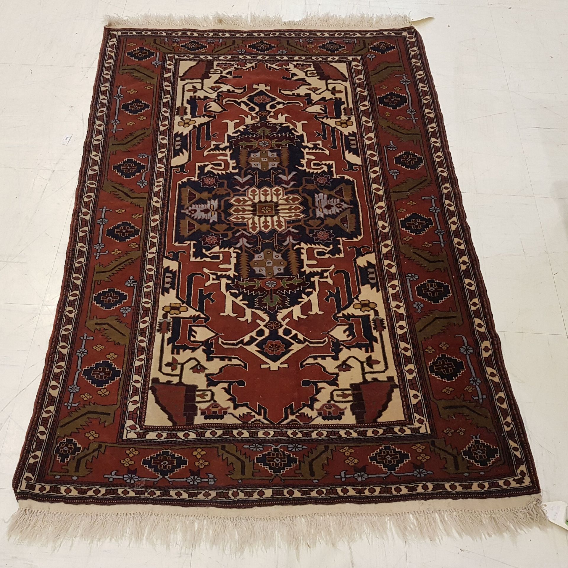 Null TAPIS Senneh Iran en laine à décor géométrique, fond bleu et brun. Long. 14&hellip;