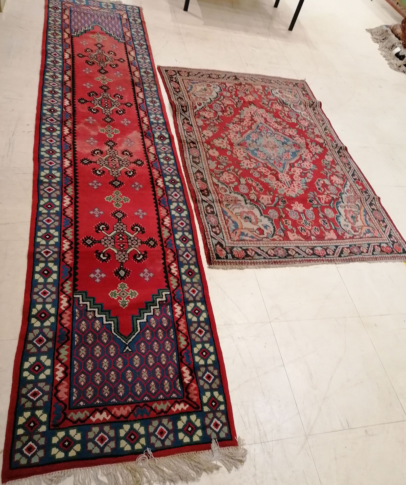 Null LOT including a carpet and a gallery carpet with floral and geometrical dec&hellip;