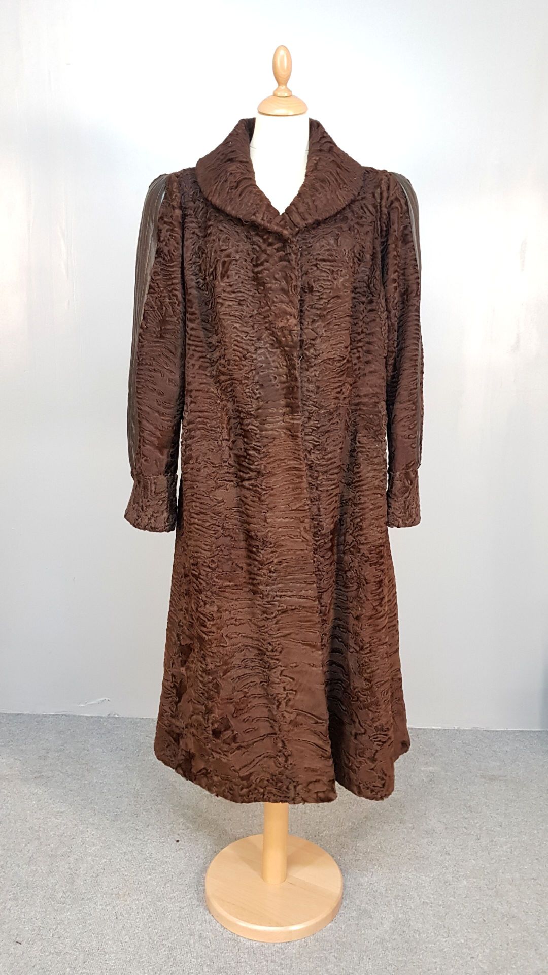 Null Brown astrakhan coat, decorated with leather bands on the sleeves, size M