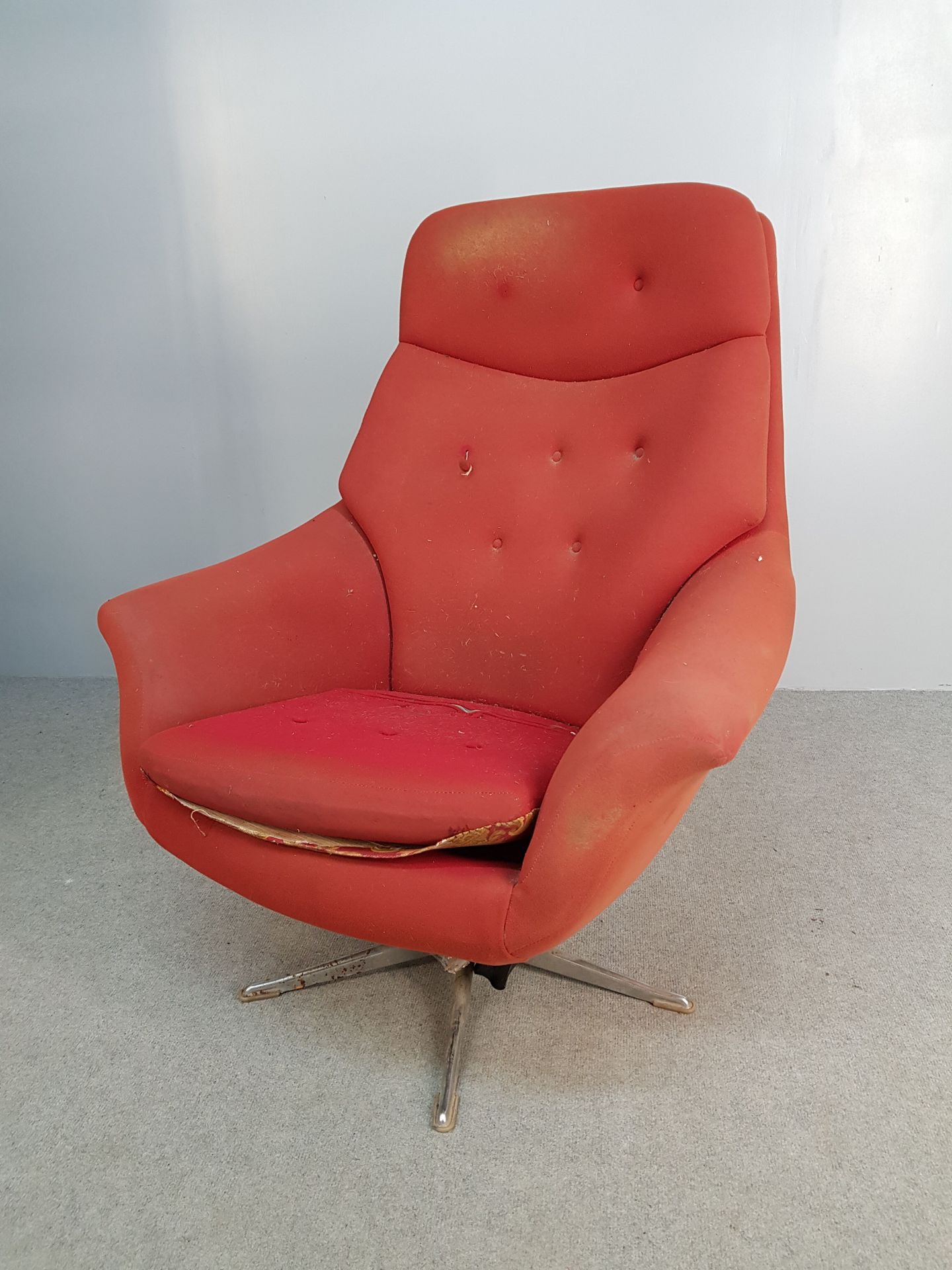 Null 橙红色面料的复古扶手椅，铬合金椅腿。

高104×宽78×深70厘米

将要恢复的