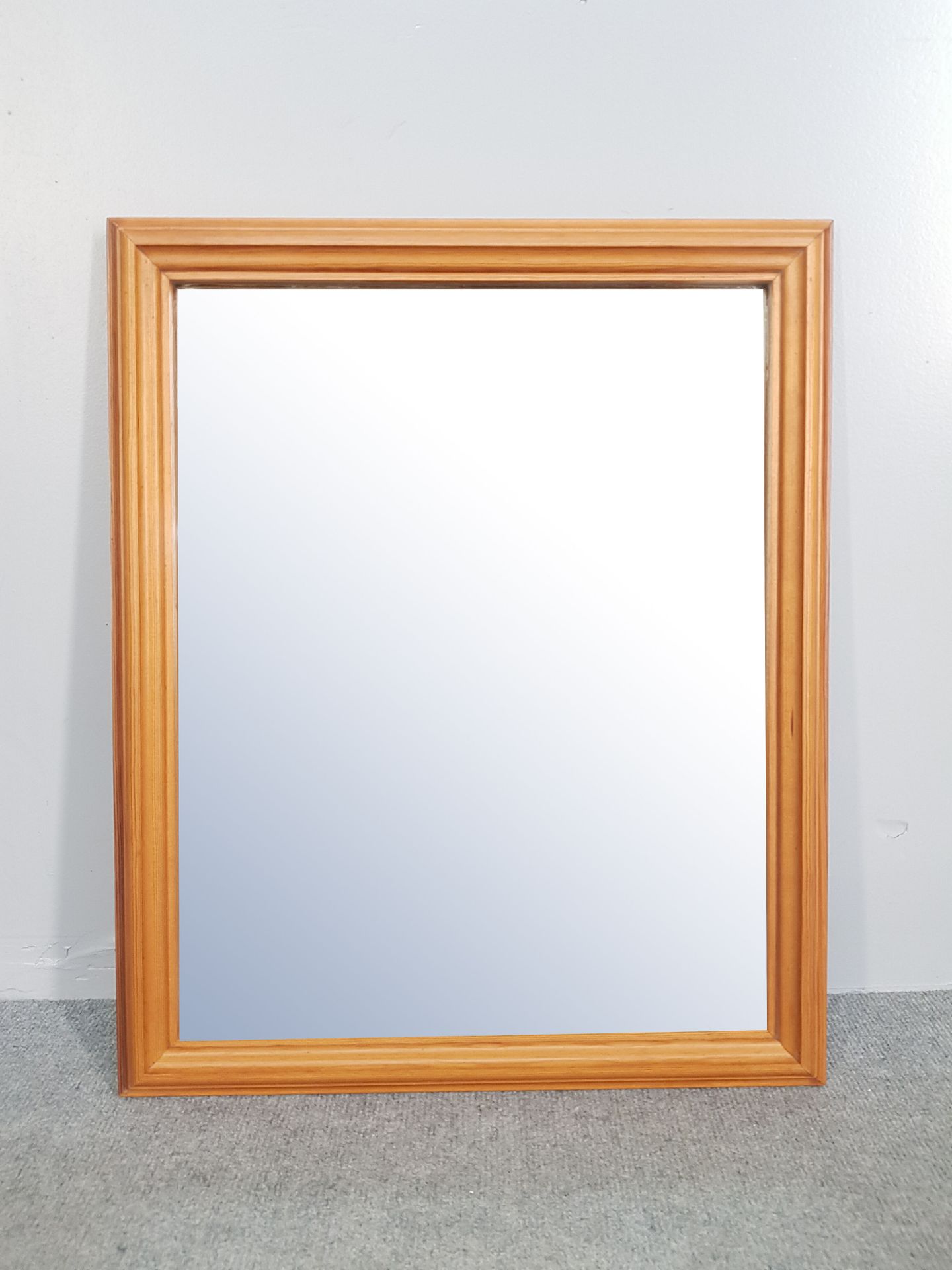 Null Rechteckiger Spiegel mit Holzrahmen, H 56 x B 46 cm