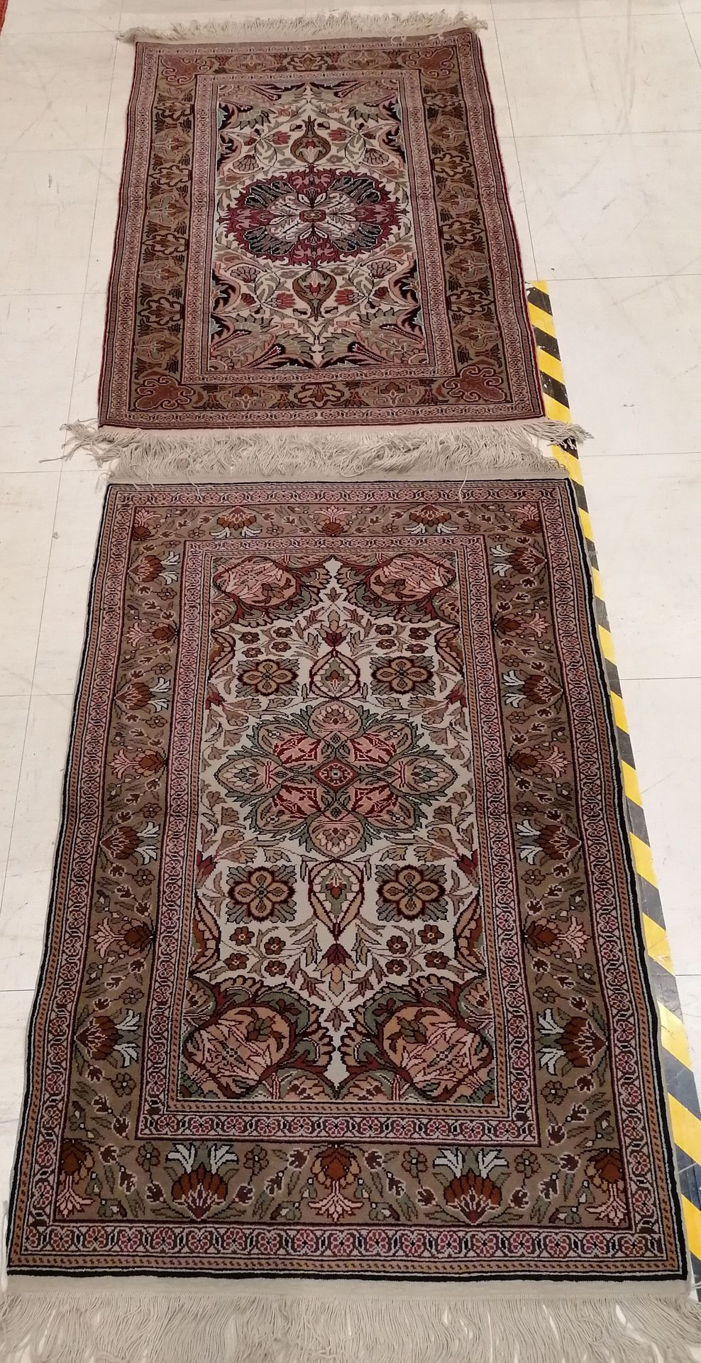 Null 两张植物图案的地毯，最大的尺寸为高90 x 宽137厘米--使用时有磨损。