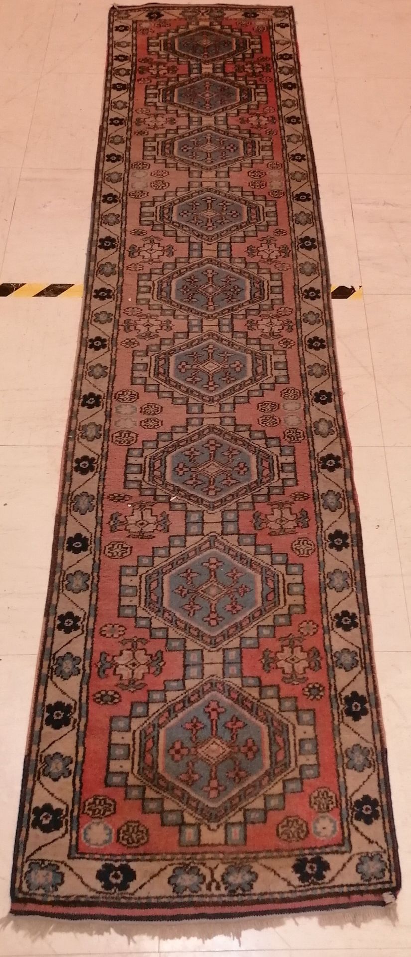 Null WOOL CHANNEL decorated with medallions. 280 x 65 cm

Wear of use