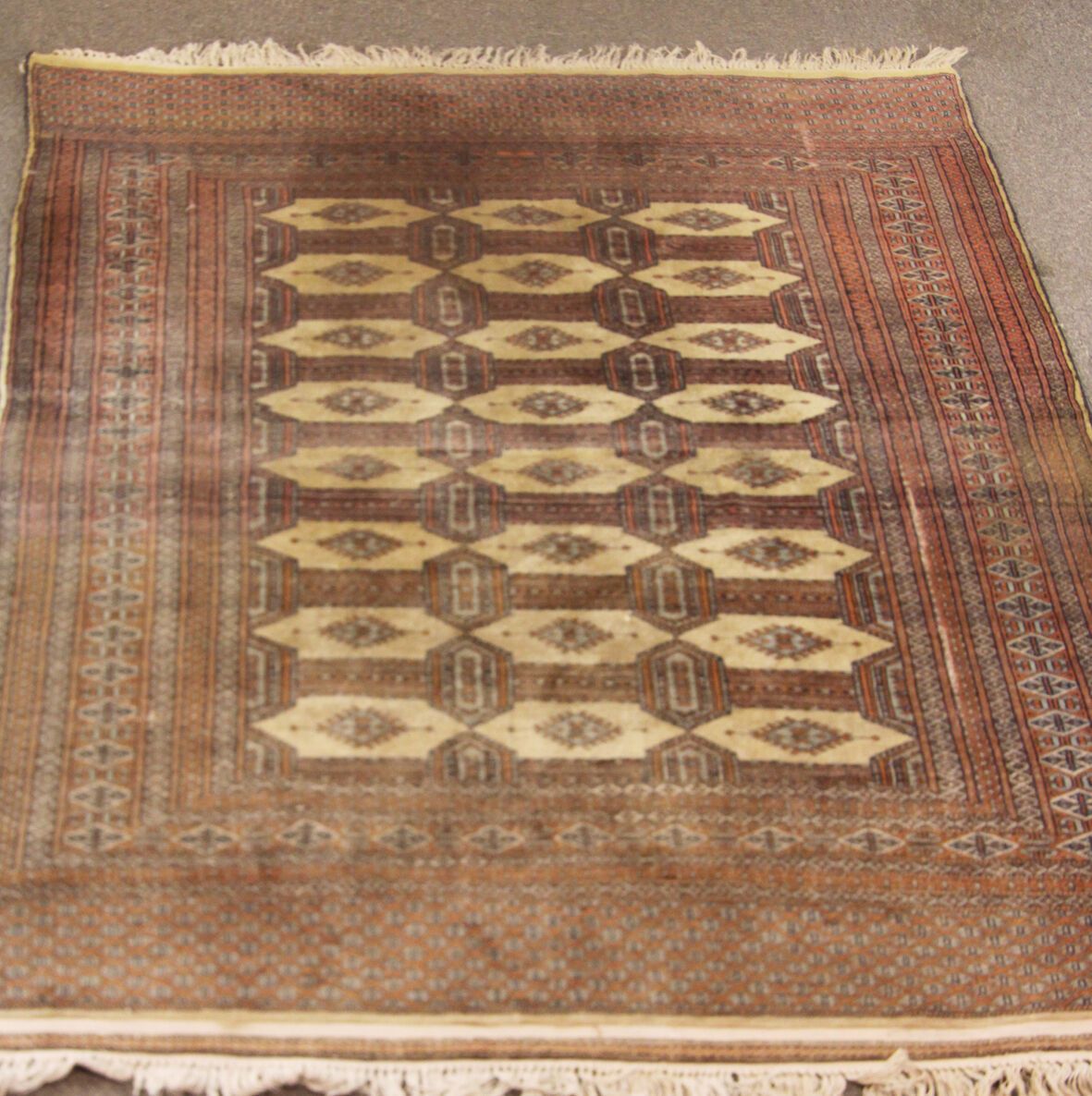 Null 巴基斯坦的地毯，有奖章装饰。200 x 150厘米

因使用而磨损