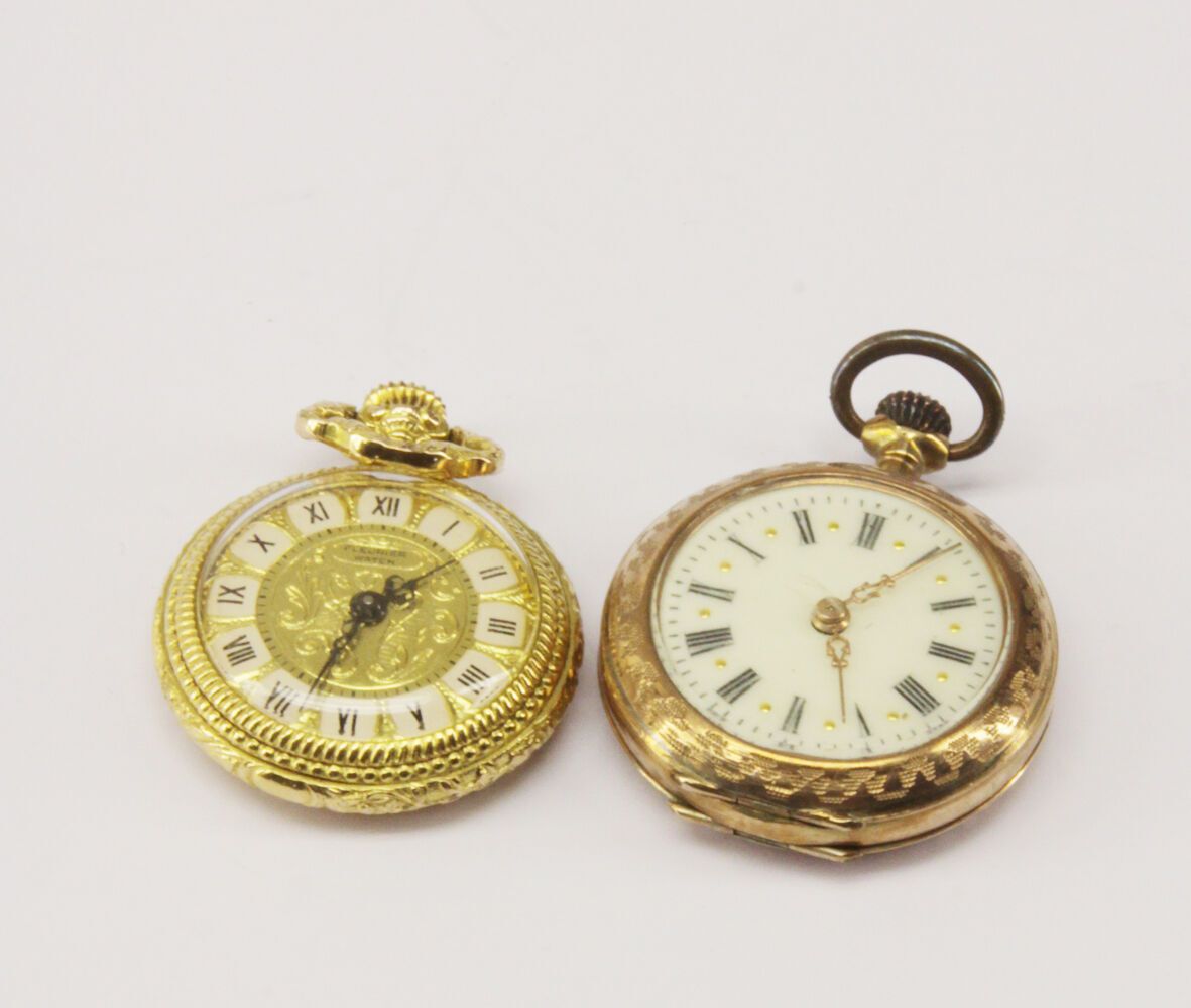 Null LOTTO di due orologi da collo in metallo dorato - indossati