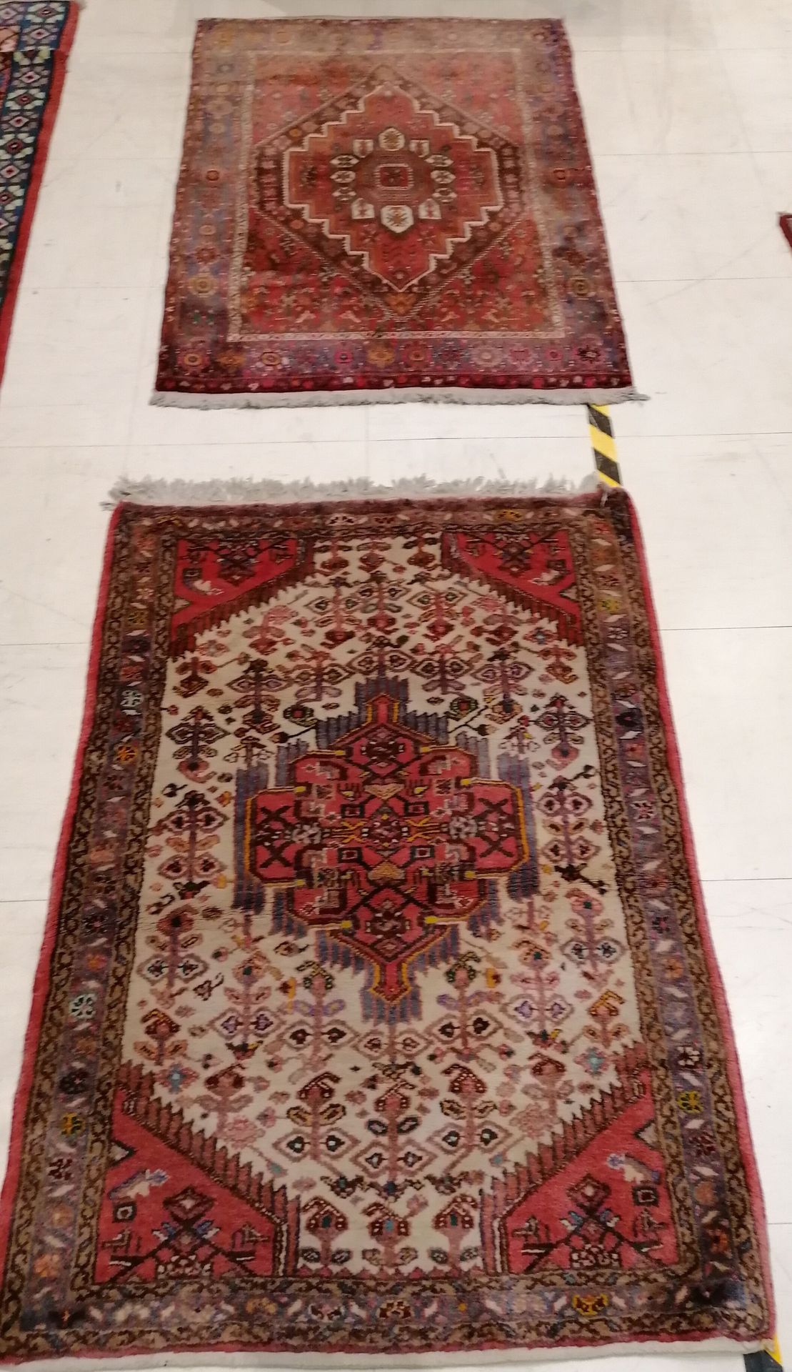 Null 两条地毯，最大的尺寸为高104×宽150厘米--因使用而磨损，有污渍