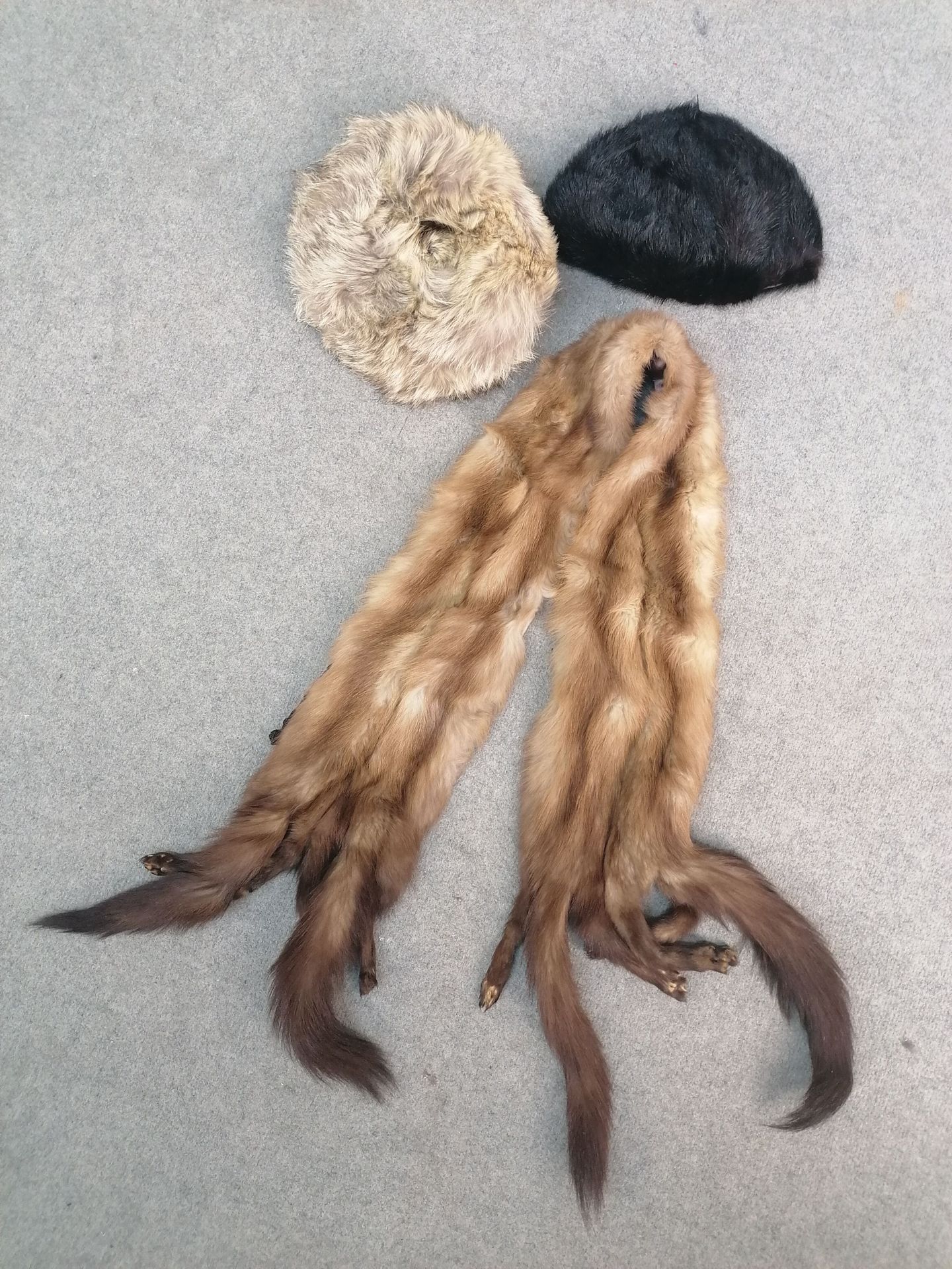 Null LOT including two hats and a fur scarf