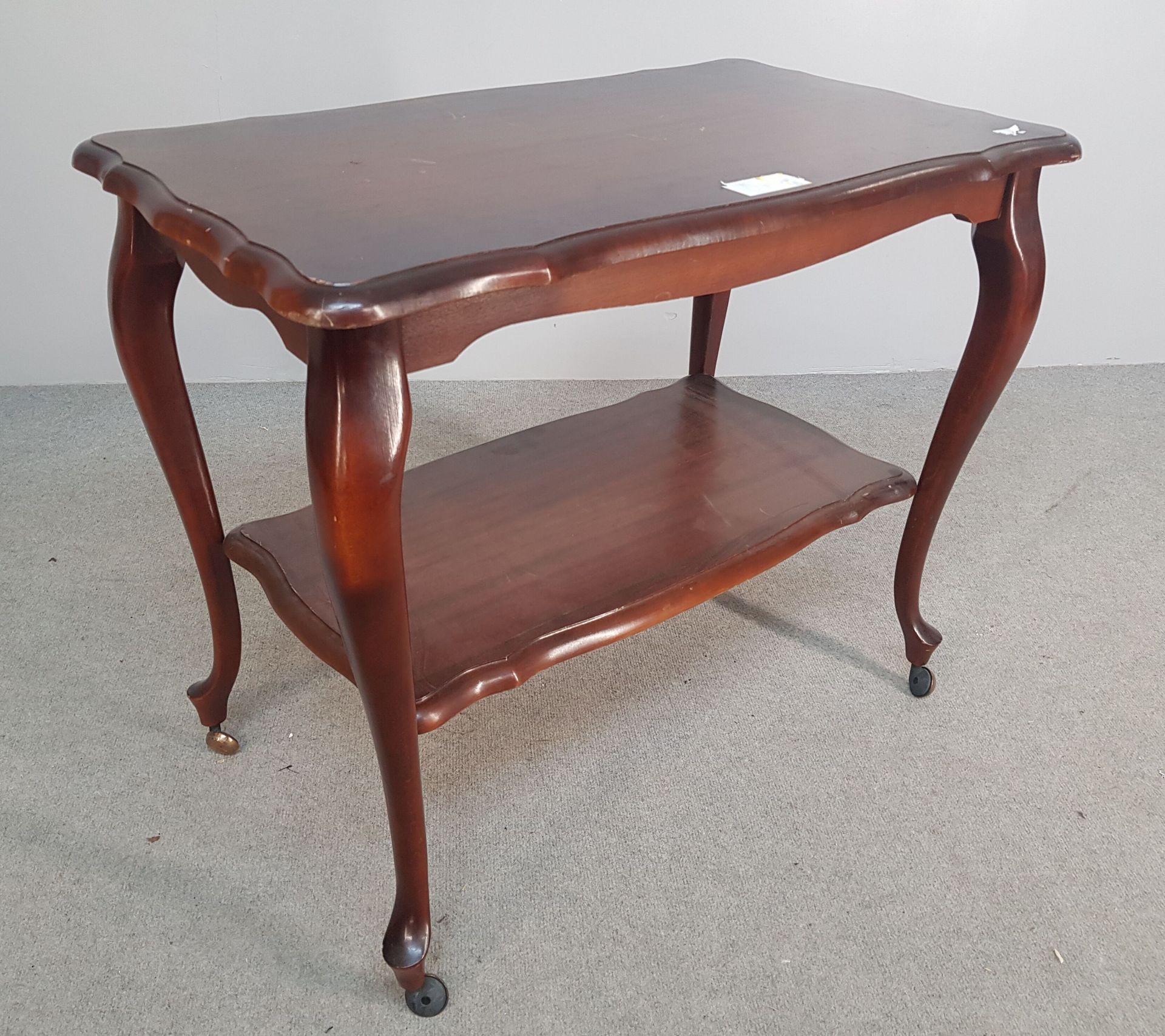 Null 路易十五风格的桃花心木贴面餐桌，一个裆部架子和拱形腿，高70 x 宽84 x 深49.5厘米 - 磨损