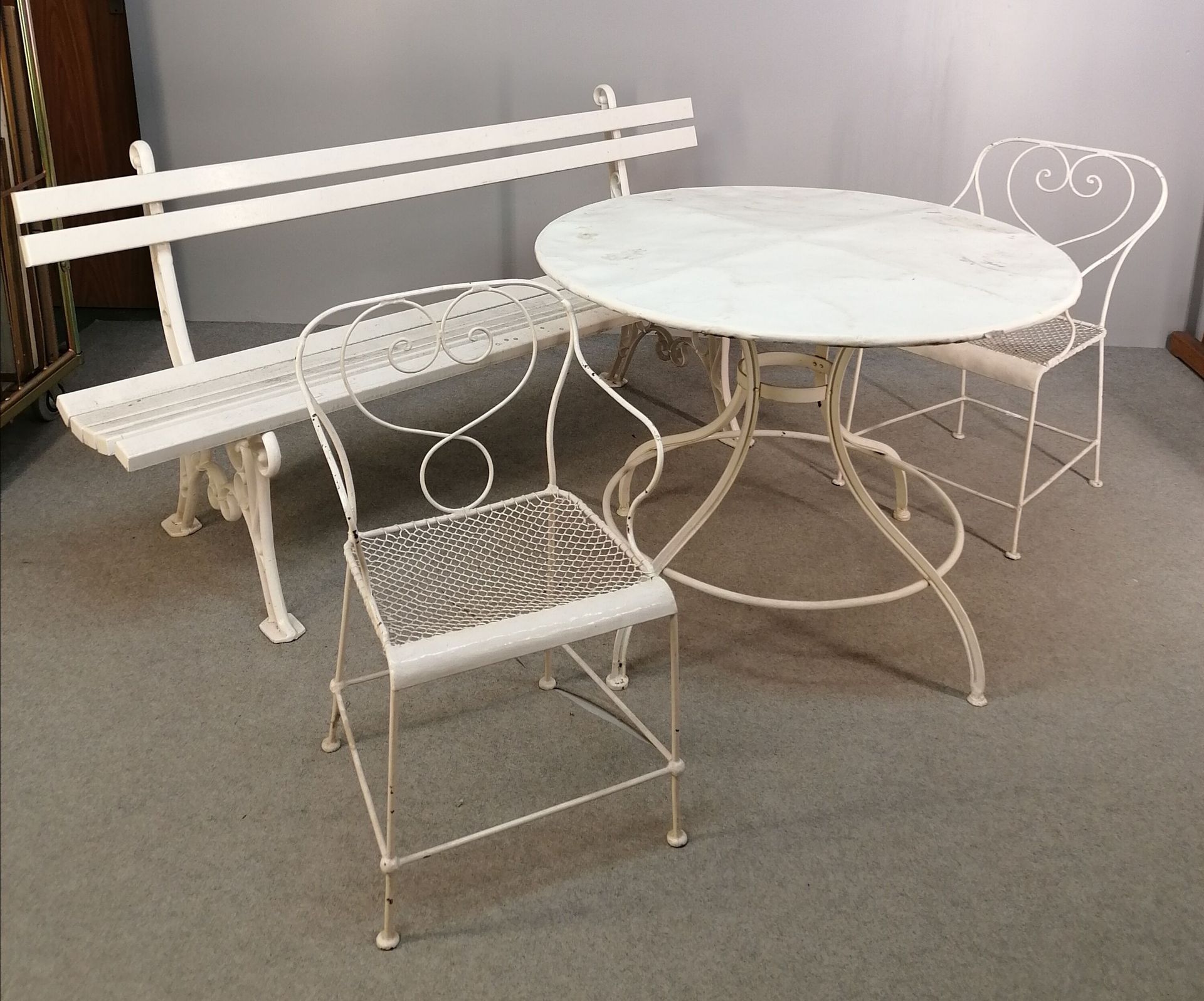 Null 一组家具，包括一个圆形的白色金属桌，一个花园长椅，椅子，长椅尺寸为高86 x 宽180 x 深53，桌子高74.5 x 直径100厘米 - 磨损和撕裂&hellip;