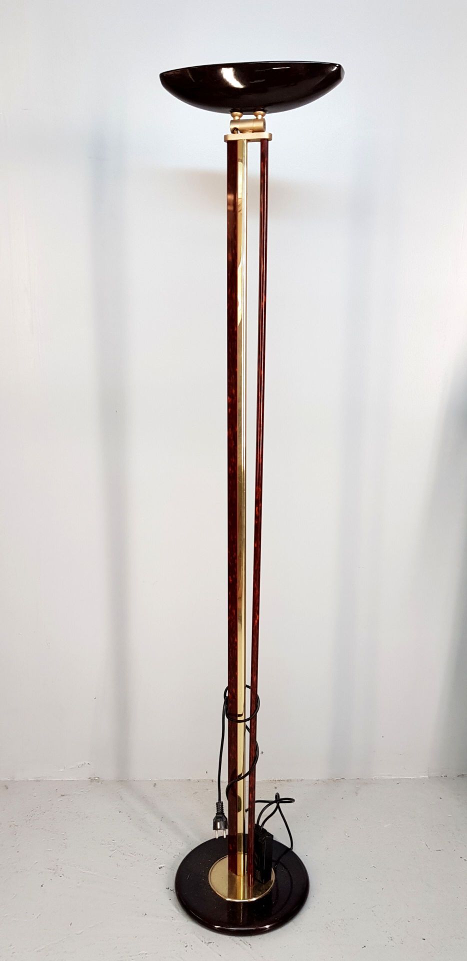 Null Halogen-LAMPE aus vergoldetem Metall und Harz mit Schildpatt-Motiv. Ht 178 &hellip;
