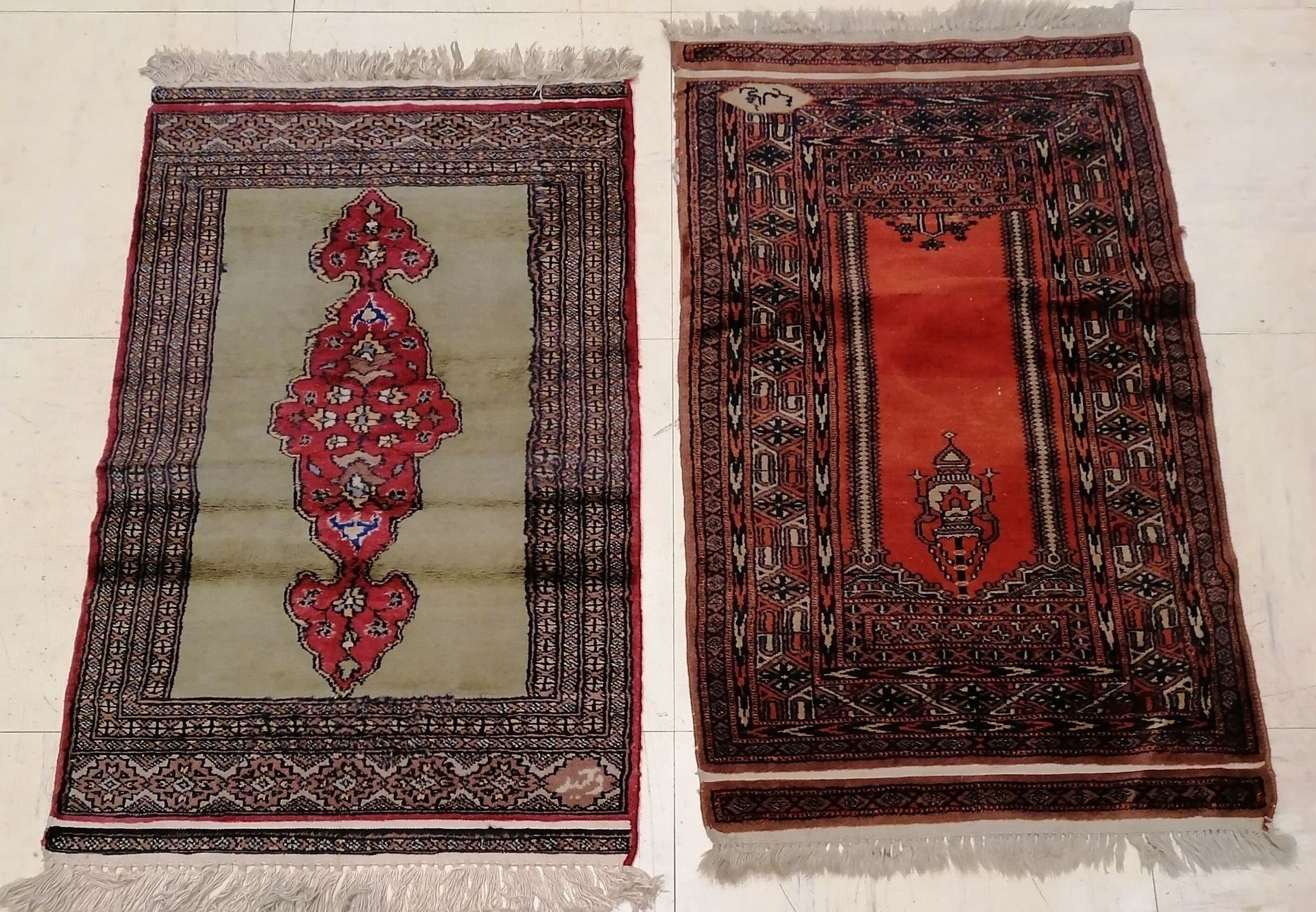Null 两条毯子，大的一条高62×宽68厘米--因使用而磨损，边缘磨损。