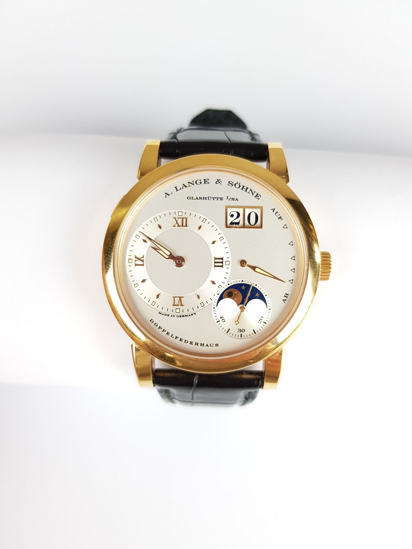 Null Starting price: € 7,000

LANGE & SÖHNE

Lange 1 Moonphase

Watch in pink go&hellip;