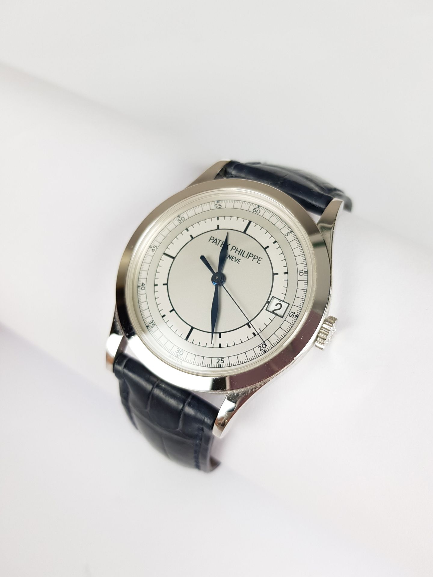 Null 起价：6,000欧元

PATEK Philippe

卡拉特拉瓦

七万五千分之一白金腕表，圆形表壳，螺旋式镂空表背，银色和白色双色表盘，指挥棒指数&hellip;
