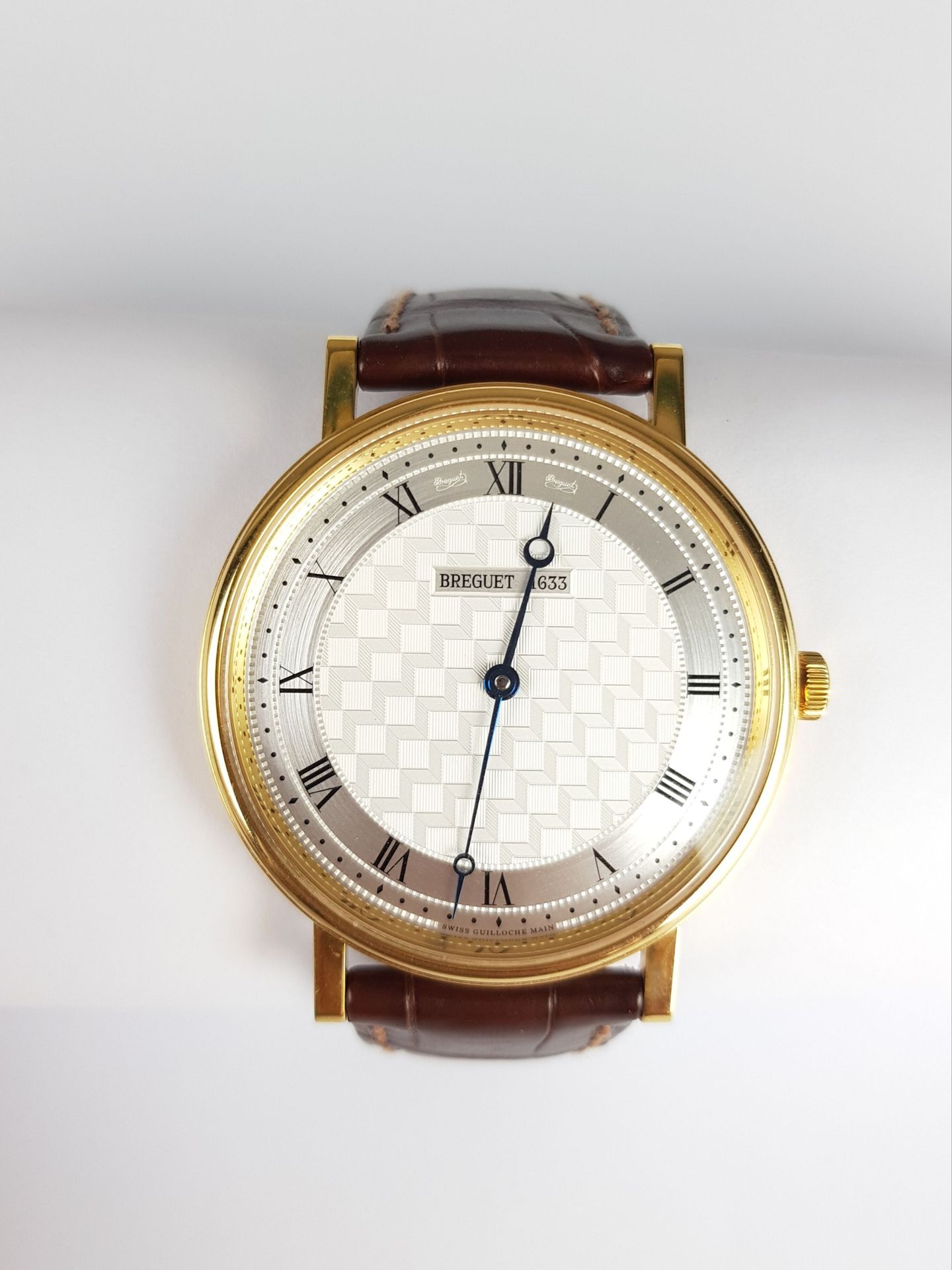 Null 价格：3 000欧元

BREGUET

Classique extra-flat 5967

千分之七十五的黄金腕表，圆形表壳，有凹槽的边缘和夹式镂&hellip;