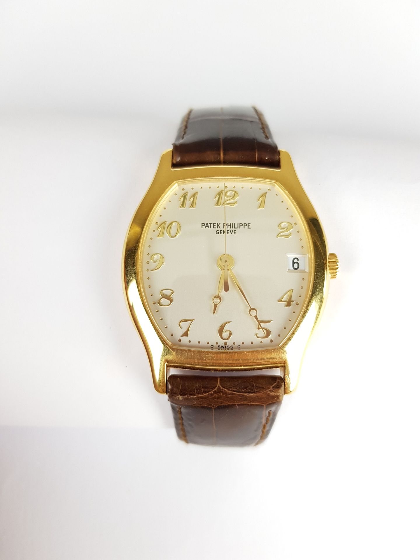 Null 起价：5,000欧元

PATEK Philippe

型号5030J-001

750千分之一黄金腕表，酒桶形表壳，缎面处理的白色表盘，应用阿拉伯数&hellip;