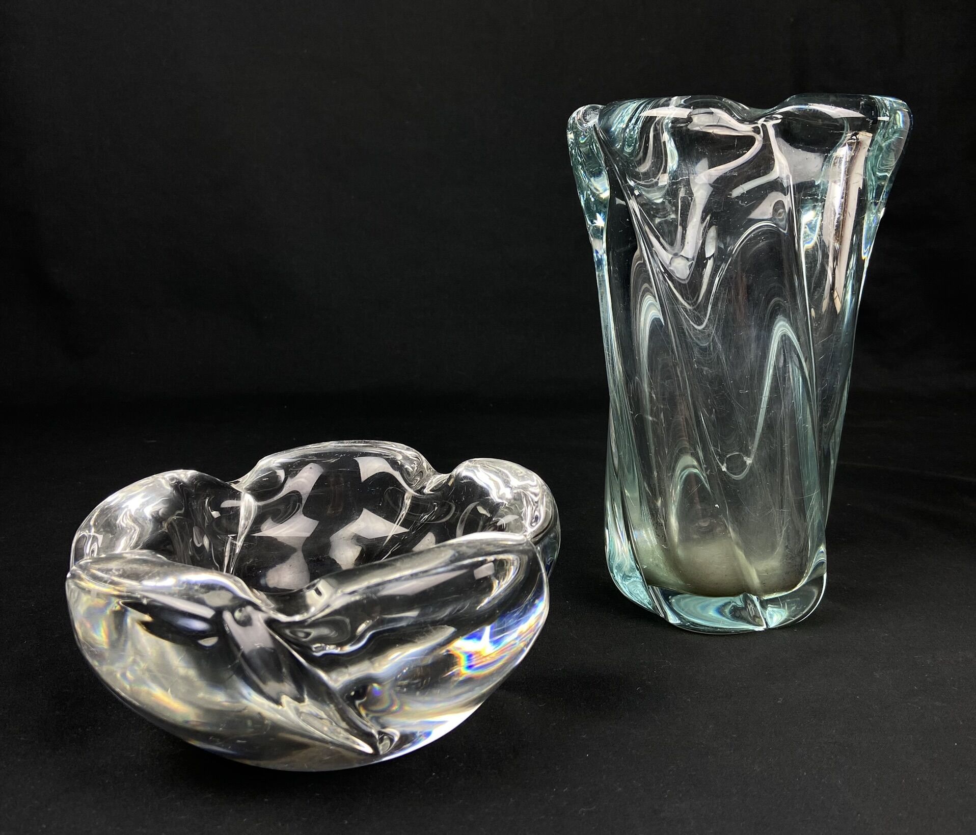 DAUM NANCY : 
- Vase en cristal clair à forme mouvementée et col polylobé 
Signa&hellip;