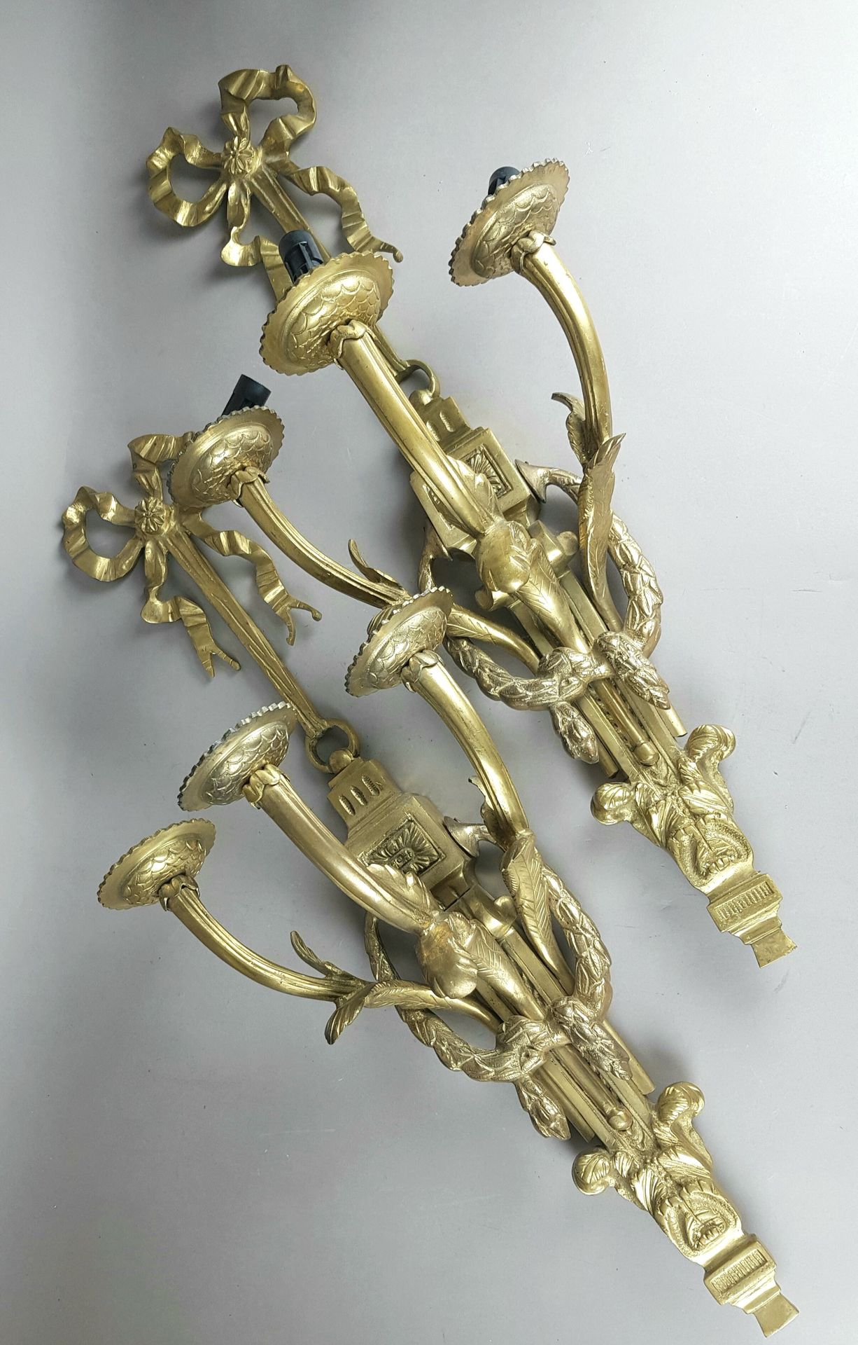 PAIRE d'APPLIQUES en bronze de style Louis XVI à trois bras de lumière (électrif&hellip;