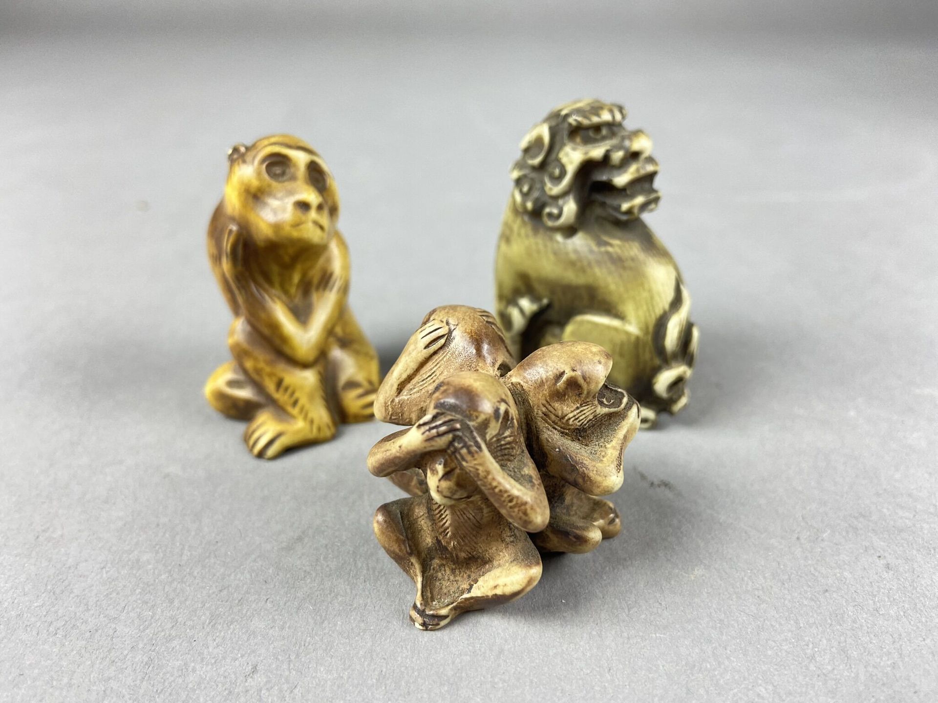 ASIE 
Trois sujets en os sculpté figurant des animaux (singes, singes de la sage&hellip;