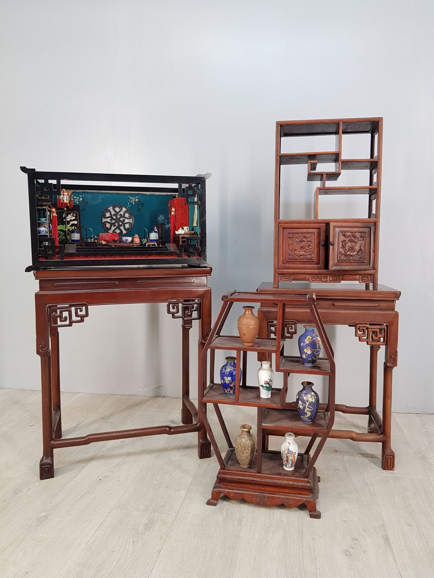 ENSEMBLE de petits mobiliers et art asiatique comprenant : 
- Deux tables gigogn&hellip;
