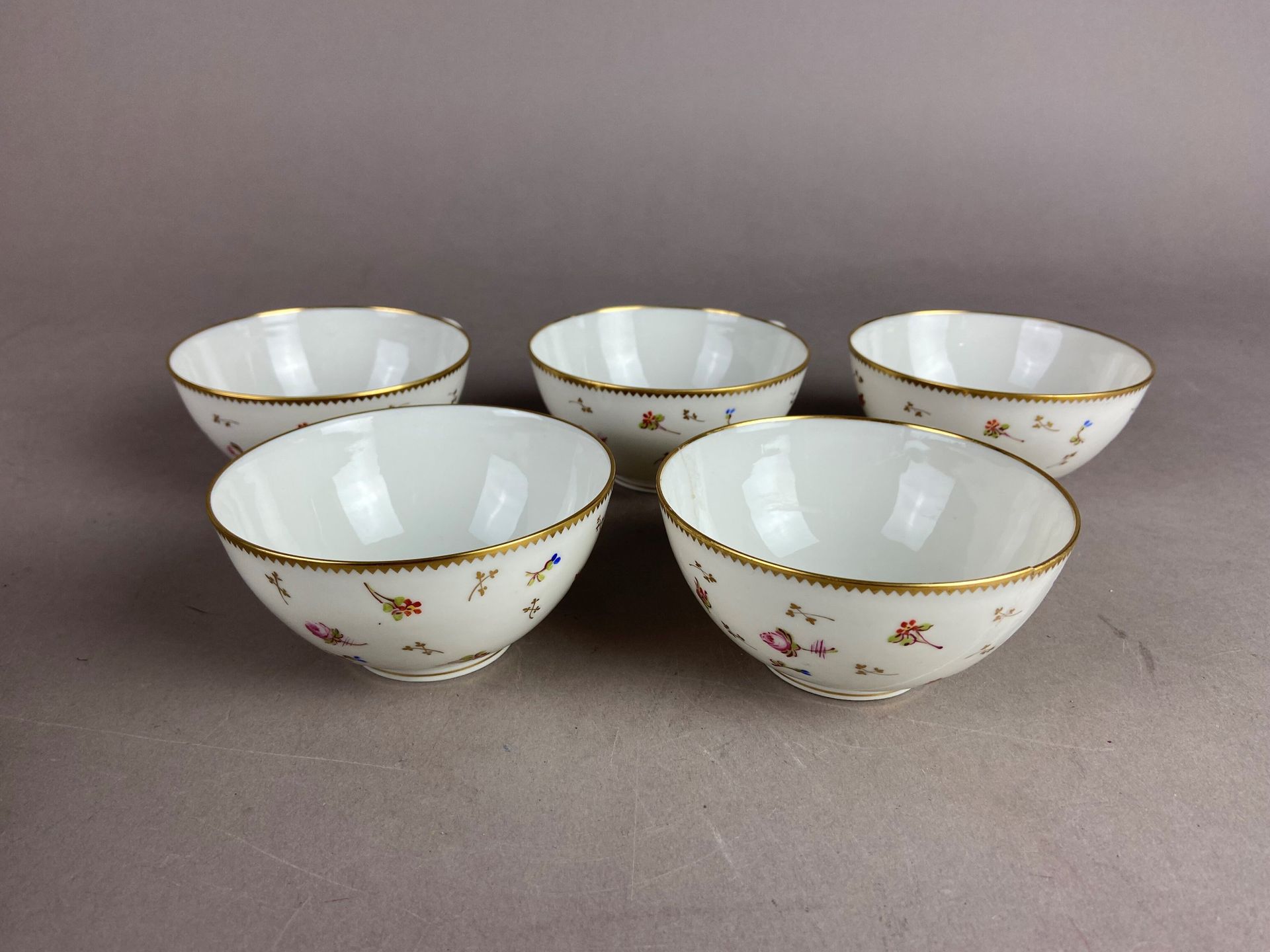 SUISSE - NYON 
Cinq tasses à thé en porcelaine dure à décor polychrome de semis &hellip;