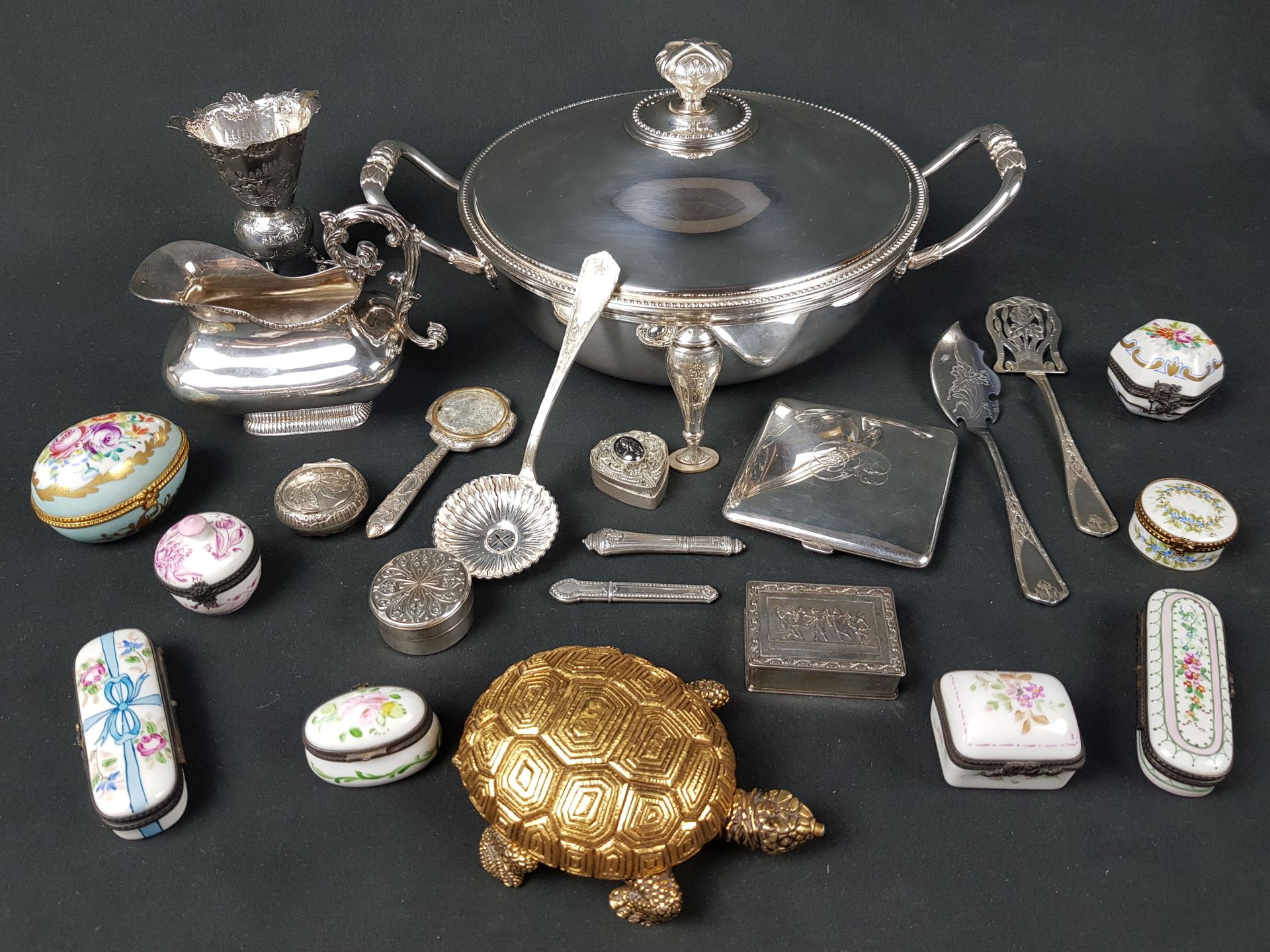 LOT d'objets de vitrine dont boites et piluliers en métal argenté ou en porcelai&hellip;