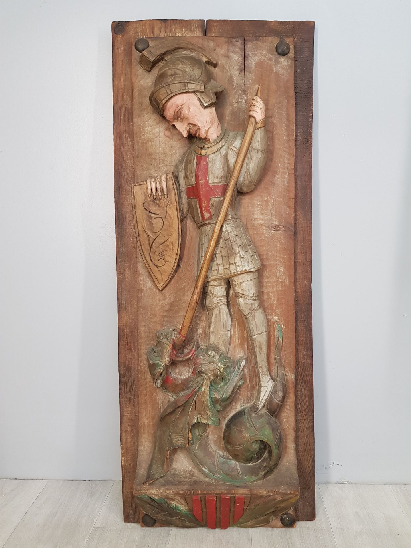 "Saint Georges terrassant le dragon" 
Panneau en bois sculpté en bas relief et p&hellip;